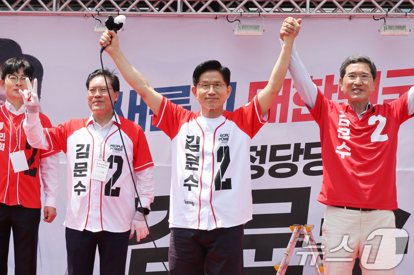 본문 이미지 - 김문수 국민의힘 대통령 후보가 26일 오전 경기 안성시 안성맞춤대로에서 가진 유세에서 시민들에게 손을 들어 인사하고 있다. 2025.5.26/뉴스1 ⓒ News1 이광호 기자