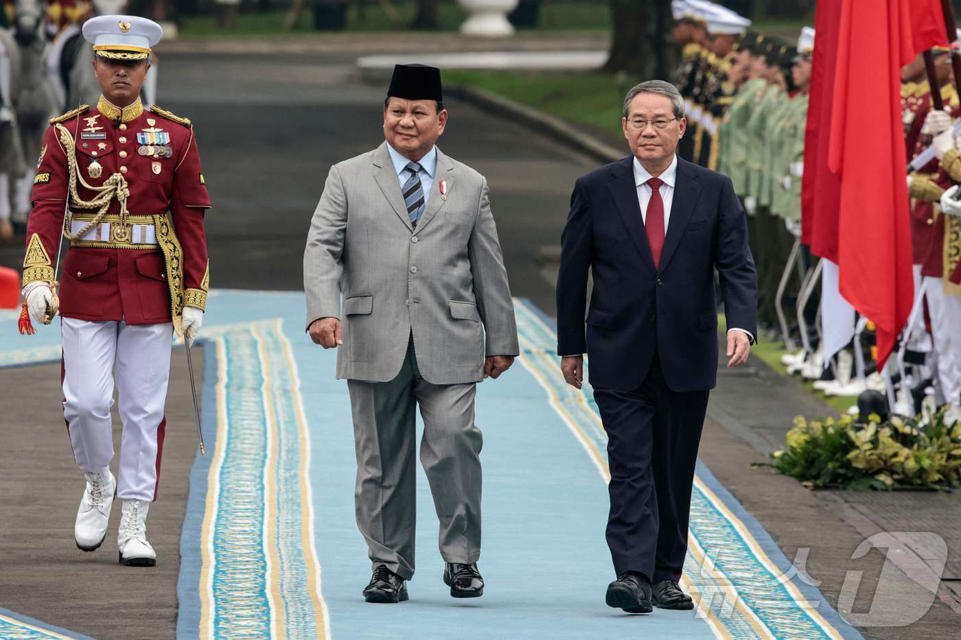 (자카르타 AFP=뉴스1) 우동명 기자 = 리창 중국 국무원 총리가 25일(현지시간) 자카르타 대통령 궁에서 열린 환영식서 프라보워 수비안토 인도네시아 대통령과 의장대를 사열하고 …