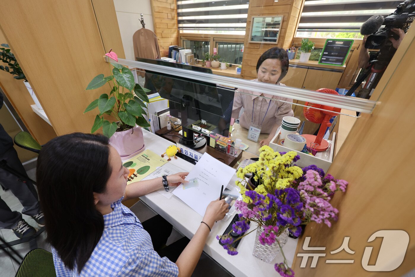 본문 이미지 - 26일 광주지방법원에서 증인지원관이 민원인에게 특별증인지원서비스에 대해 안내하고 있다. 2025.5.26/뉴스1 ⓒ News1 박지현 기자