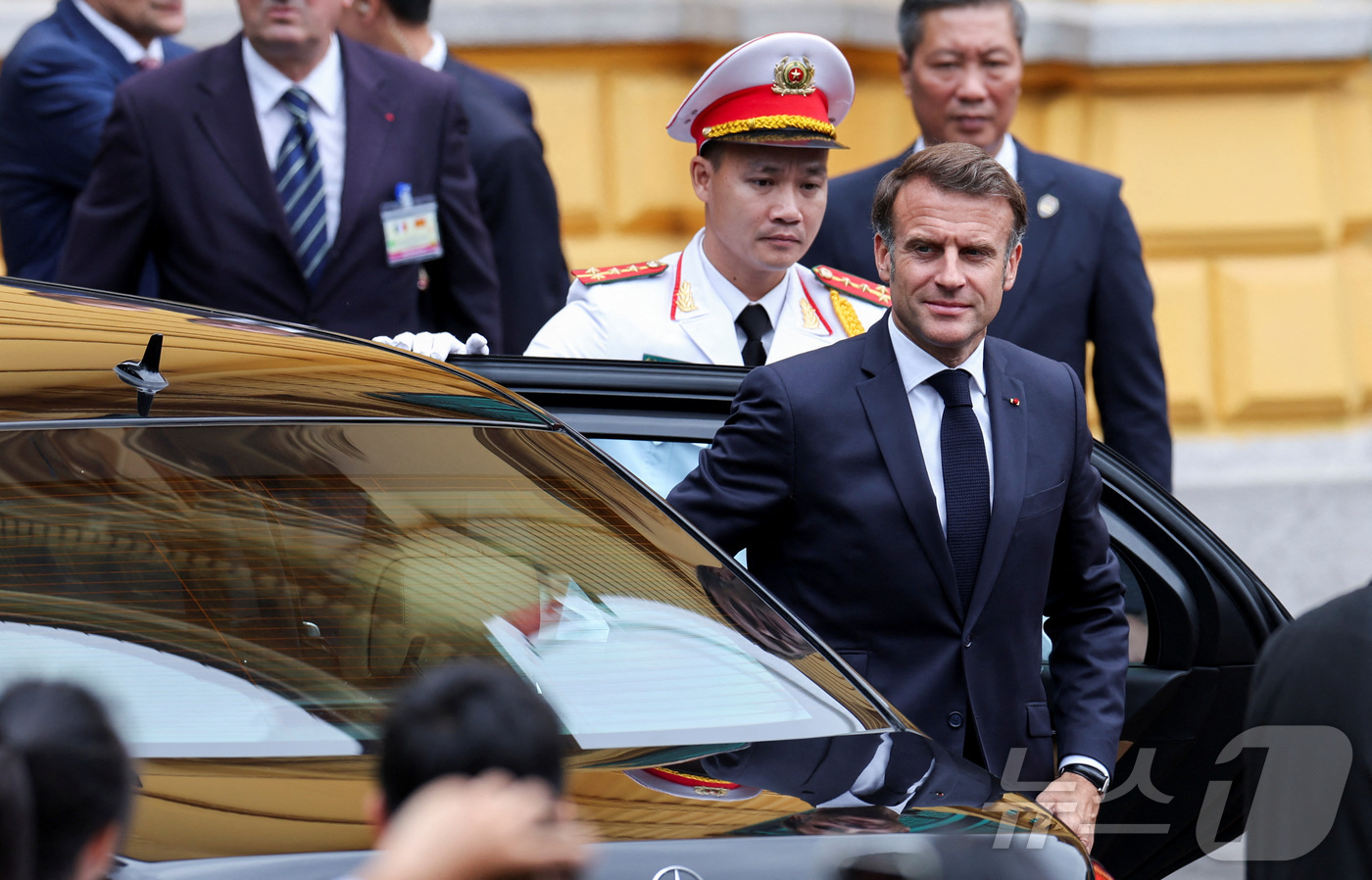 (하노이 로이터=뉴스1) 우동명 기자 = 에마뉘엘 마크롱 프랑스 대통령이 26일(현지시간) 동남아 순방 중 베트남 하노이 주석 궁에서 열린 환영식에 도착을 하고 있다. 2025.0 …