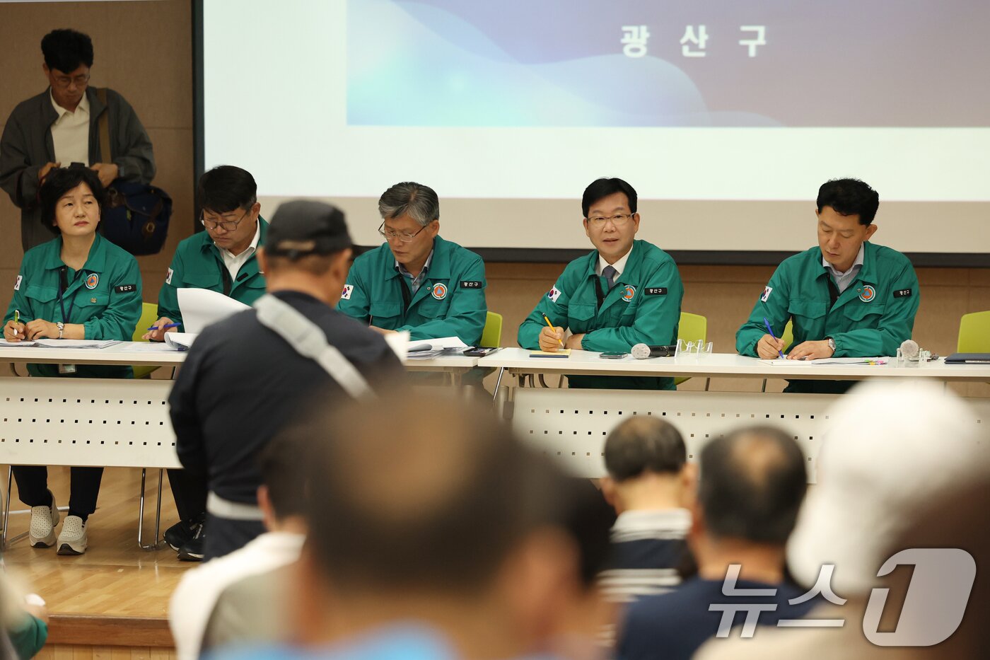 본문 이미지 - 26일 오전 광주 광산구 어룡동 행정복지센터에서 열린 금호타이어 화재 사고 대응 주민설명회에서 질의응답이 이어지고 있다. 2025.5.26/뉴스1 ⓒ News1 이승현 기자