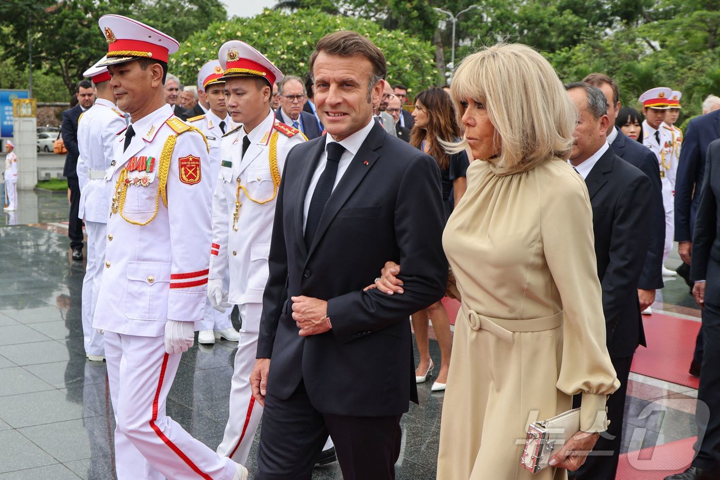 (히노이 AFP=뉴스1) 우동명 기자 = 에마뉘엘 마크롱 프랑스 대통령이 26일(현지시간) 동남아 순방 중 하노이에 있는 국가 영웅 기념비 헌화식에 부인 브리지트 여사와 도착을 하 …