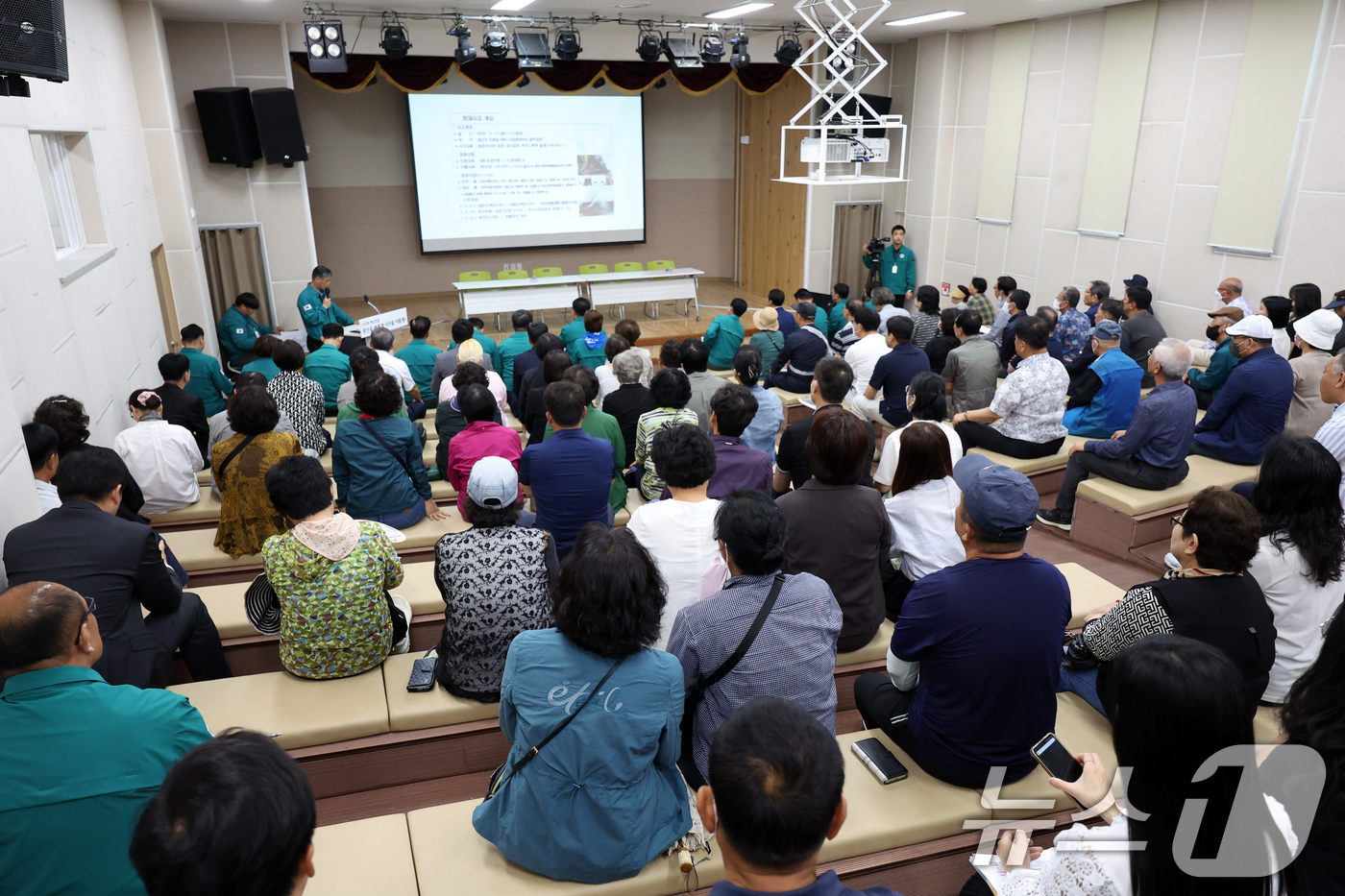 (광주=뉴스1) 이승현 기자 = 26일 오전 광주 광산구 어룡동 행정복지센터에서 금호타이어 화재 사고 대응 주민설명회가 열리고 있다.  2025.5.26/뉴스1