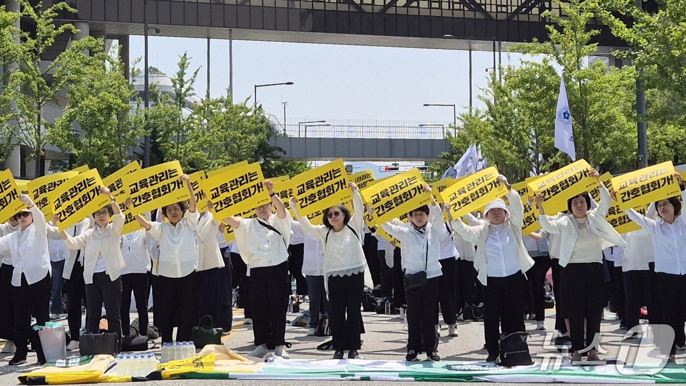 본문 이미지 - 26일 복지부 세종청사 일대에서 열린 '진료지원업무 수행 간호사 교육 및 자격 관리의 투명화와 법제화 촉구대회'에서 참가자들이 피켓을 들고 구호를 외치고 있다. 2025.5.26/뉴스1 조유리 기자