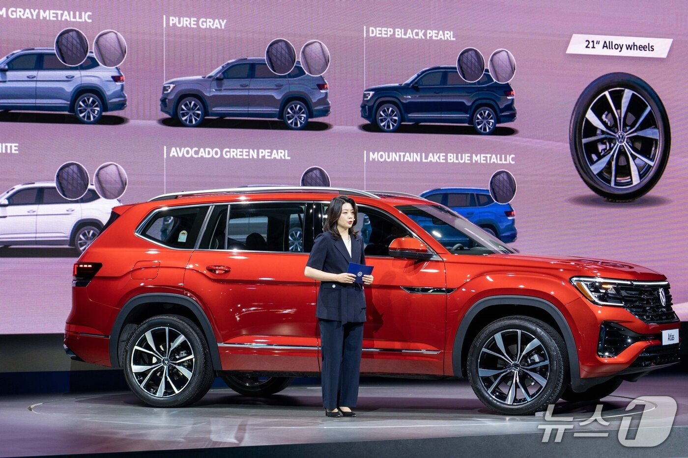 본문 이미지 - 이지현 폭스바겐코리아 상품기획팀 부장이 26일 인천 중구 스튜디오 파라다이스에서 폭스바겐 준대형 스포츠유틸리티차&#40;SUV&#41; &#39;아틀라스&#39;를 취재진에 소개하고 있다&#40;폭스바겐코리아 제공&#41;. 2025.05.26.