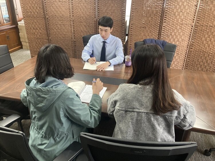 본문 이미지 - 2025년 5월 15일 창작물 공모전 지침 바로알기 교육에서 저작권법률지원센터 상근 변호사가 공모전 요강에 대한 법률컨설팅을 하고 있다. &#40;한국저작권위원회 제공&#41;