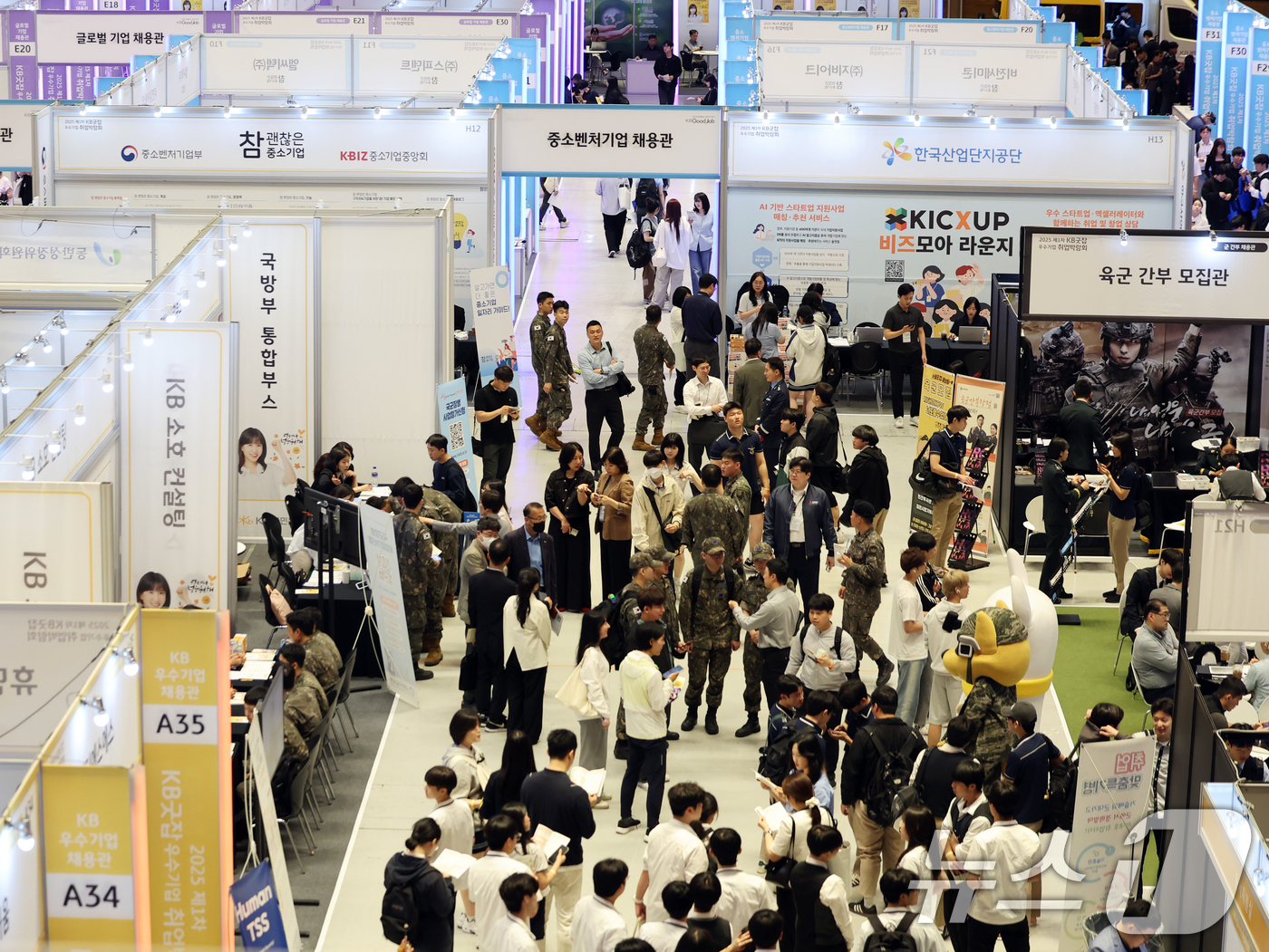 (서울=뉴스1) 황기선 기자 = 26일 서울 강남구 코엑스에서 열린 '2025 제1차 KB굿잡 우수기업 취업박람회'에서 구직자가 부스를 둘러보고 있다. 2025.5.26/뉴스1