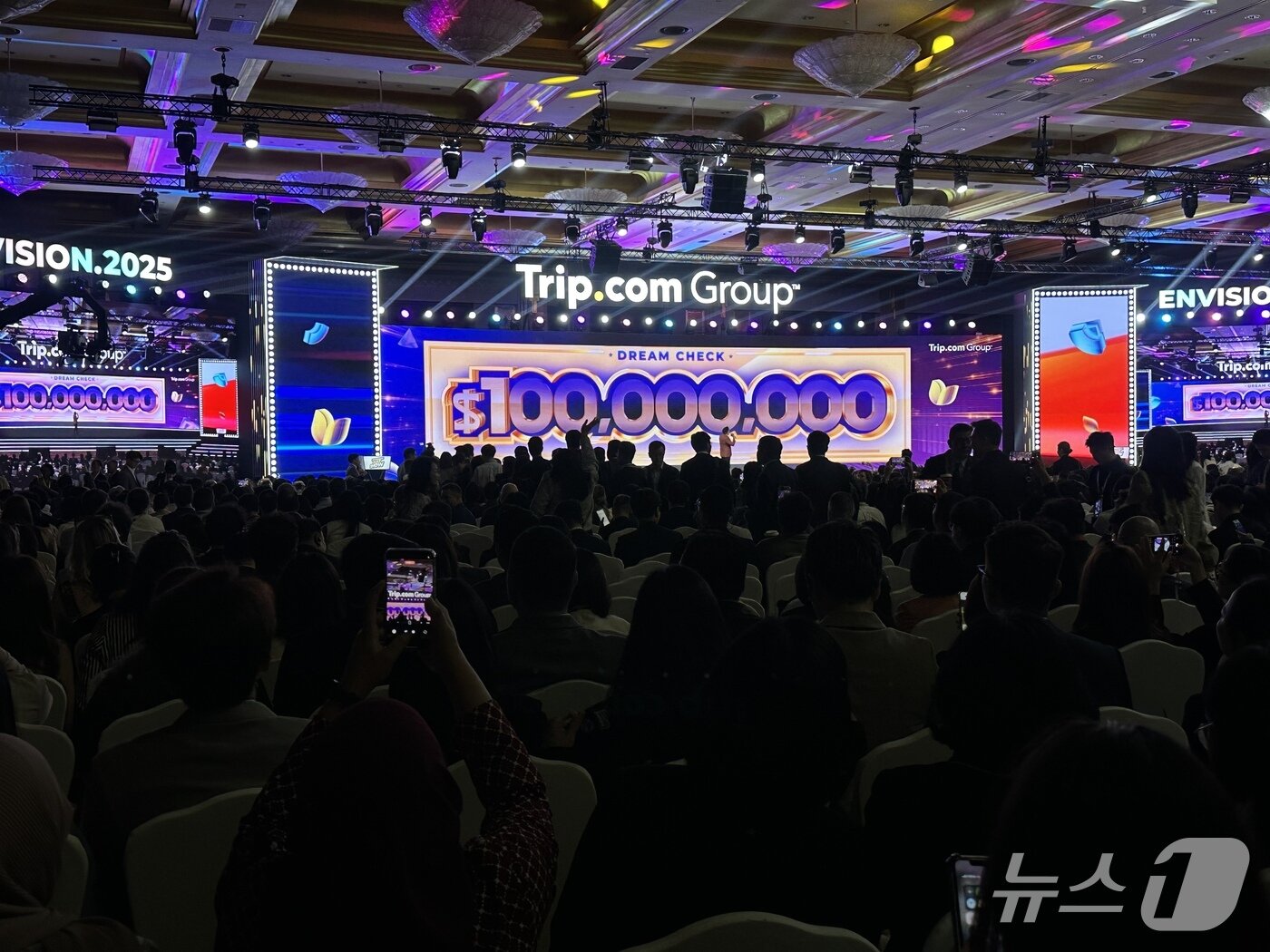 본문 이미지 - 26일 오전 중국 상하이&#40;현지 시간&#41; 상하이 국제 컨벤션 센터에서 트립닷컴이 개최한 &#39;인비젼 2025 글로벌 콘퍼런스&#39; 현장 ⓒ News1 윤슬빈 기자