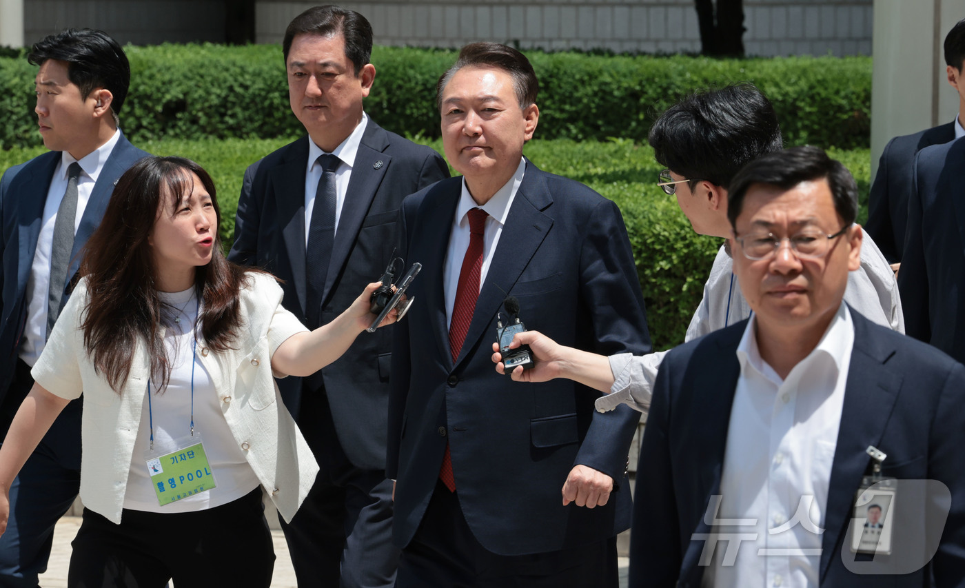 (서울=뉴스1) 사진공동취재단 = 윤석열 전 대통령이 26일 서울 서초구 서울중앙지방법원에서 열린 내란 우두머리 혐의ㆍ직권남용 권리행사 방해 혐의 사건 5차 오전 공판을 마친 뒤 …