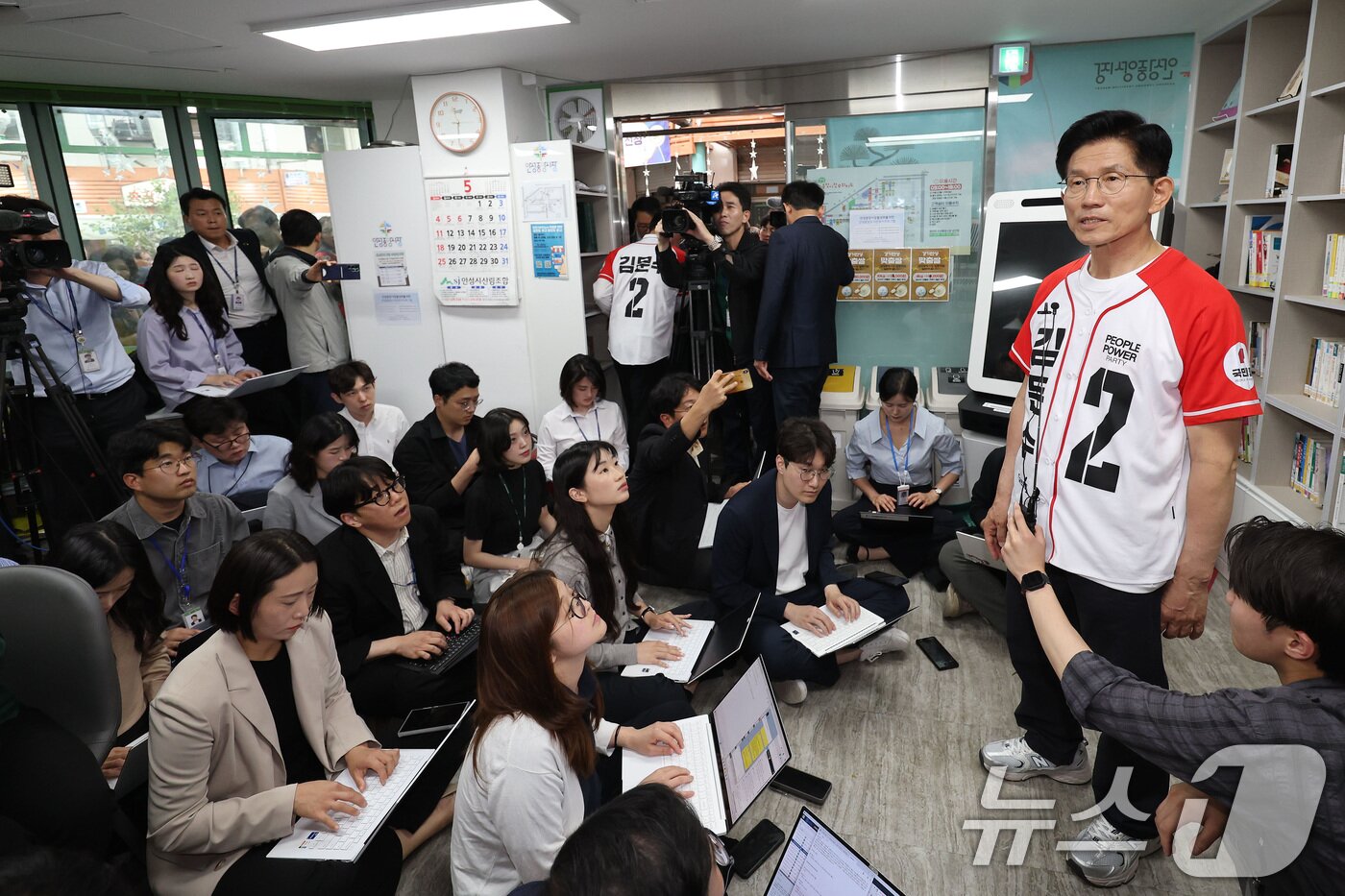 본문 이미지 - 김문수 국민의힘 대통령 후보가 26일 경기 안성시 안성중앙시장 인근에서 열린 유세를 마치고 백브리핑을 하고 있다. (공동취재) 2025.5.26/뉴스1 ⓒ News1 이광호 기자