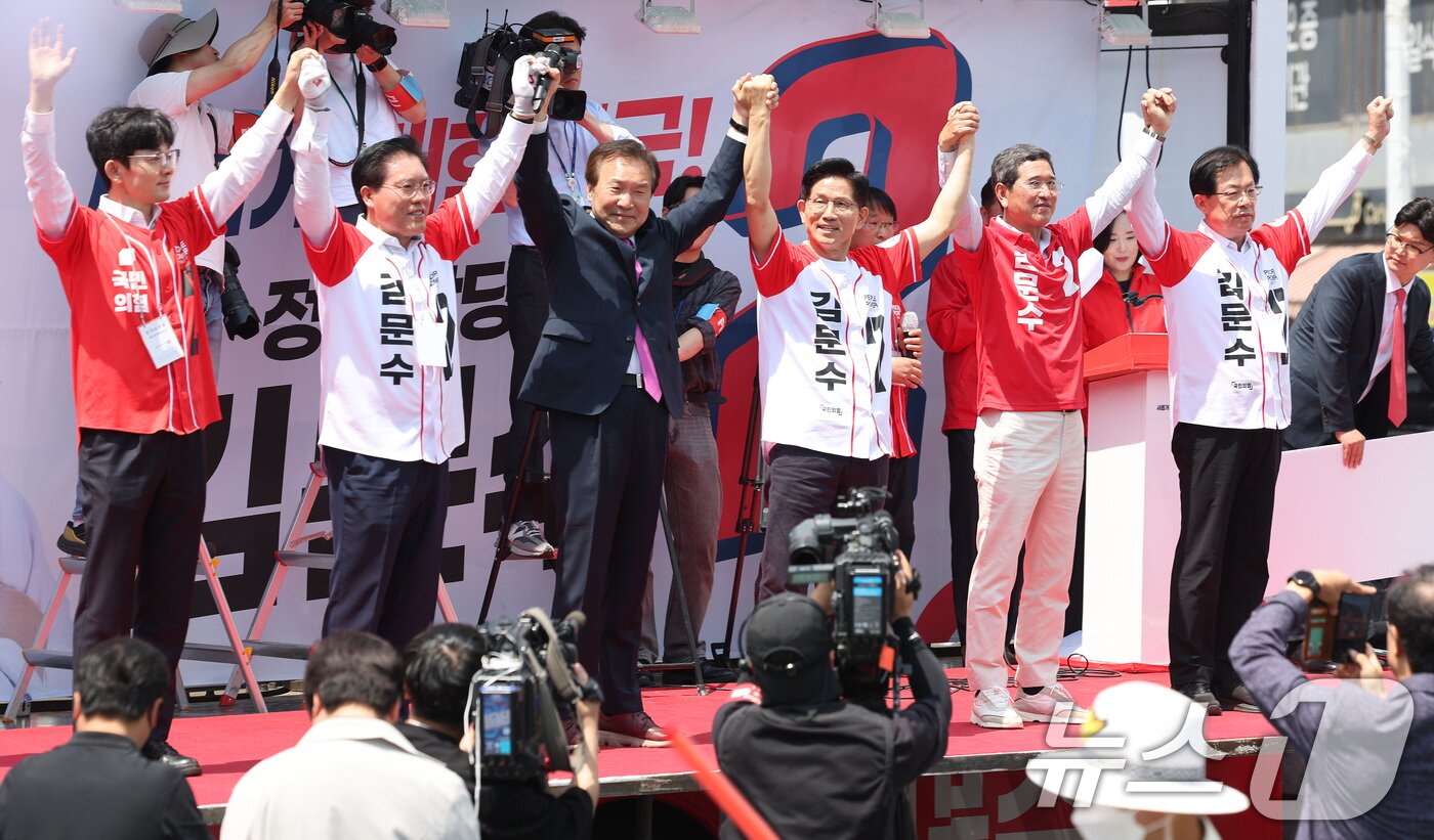 본문 이미지 - 김문수 국민의힘 대통령 후보가 26일 경기 안성시 안성중앙시장 인근에서 열린 유세에서 손학규 전 경기지사와 함께 손을 맞잡고 있다. (공동취재) 2025.5.26/뉴스1 ⓒ News1 이광호 기자