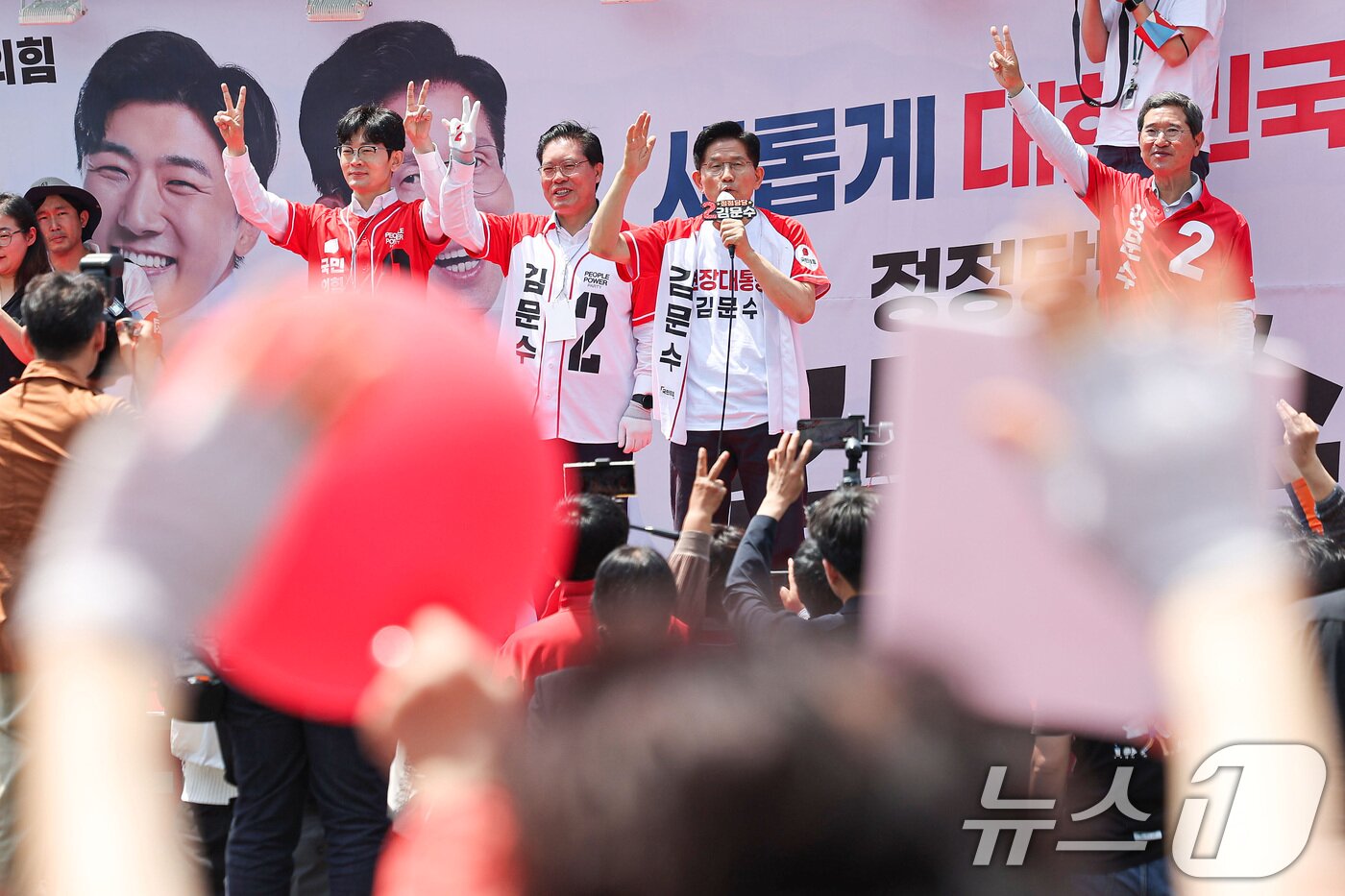 본문 이미지 - 김문수 국민의힘 대통령 후보가 26일 경기 안성시 안성중앙시장 인근에서 열린 유세에서 지지호소를 하고 있다. (공동취재) 2025.5.26/뉴스1 ⓒ News1 이광호 기자