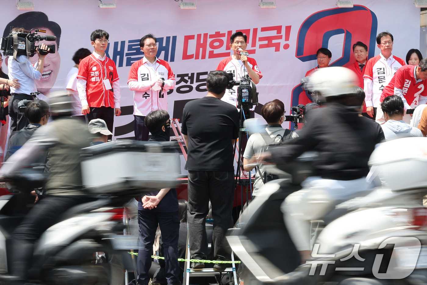 (안성=뉴스1) 이광호 기자 = 김문수 국민의힘 대통령 후보가 26일 경기 안성시 안성중앙시장 인근에서 열린 유세에서 지지호소를 하고 있다. (공동취재) 2025.5.26/뉴스1