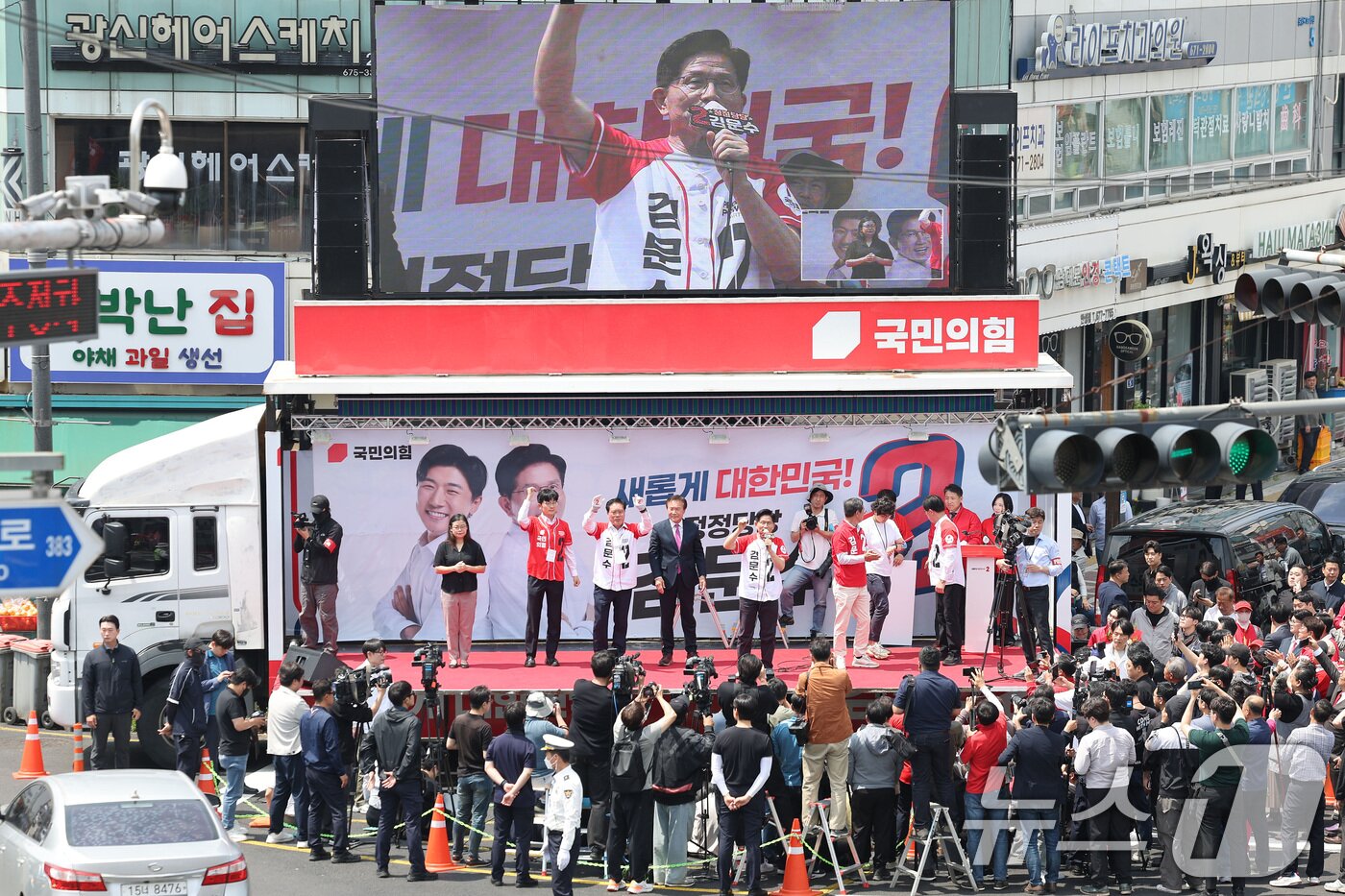 본문 이미지 - 김문수 국민의힘 대통령 후보가 26일 경기 안성시 안성중앙시장 인근에서 열린 유세에서 지지호소를 하고 있다. (공동취재) 2025.5.26/뉴스1 ⓒ News1 이광호 기자