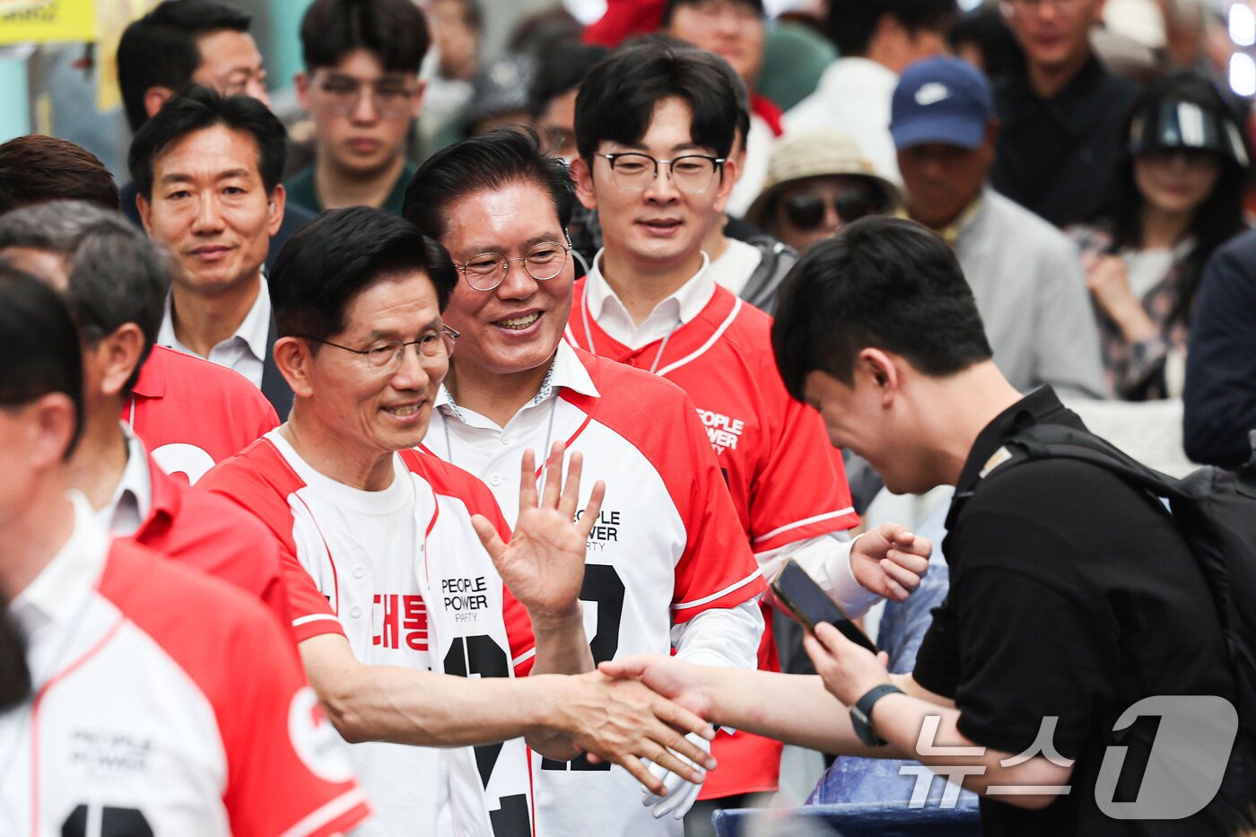 본문 이미지 - 김문수 국민의힘 대통령 후보가 26일 경기 안성시 안성중앙시장 인근에서 열린 유세를 마치고 시장을 방문해 시민들과 인사하고 있다. (공동취재) 2025.5.26/뉴스1 ⓒ News1 이광호 기자