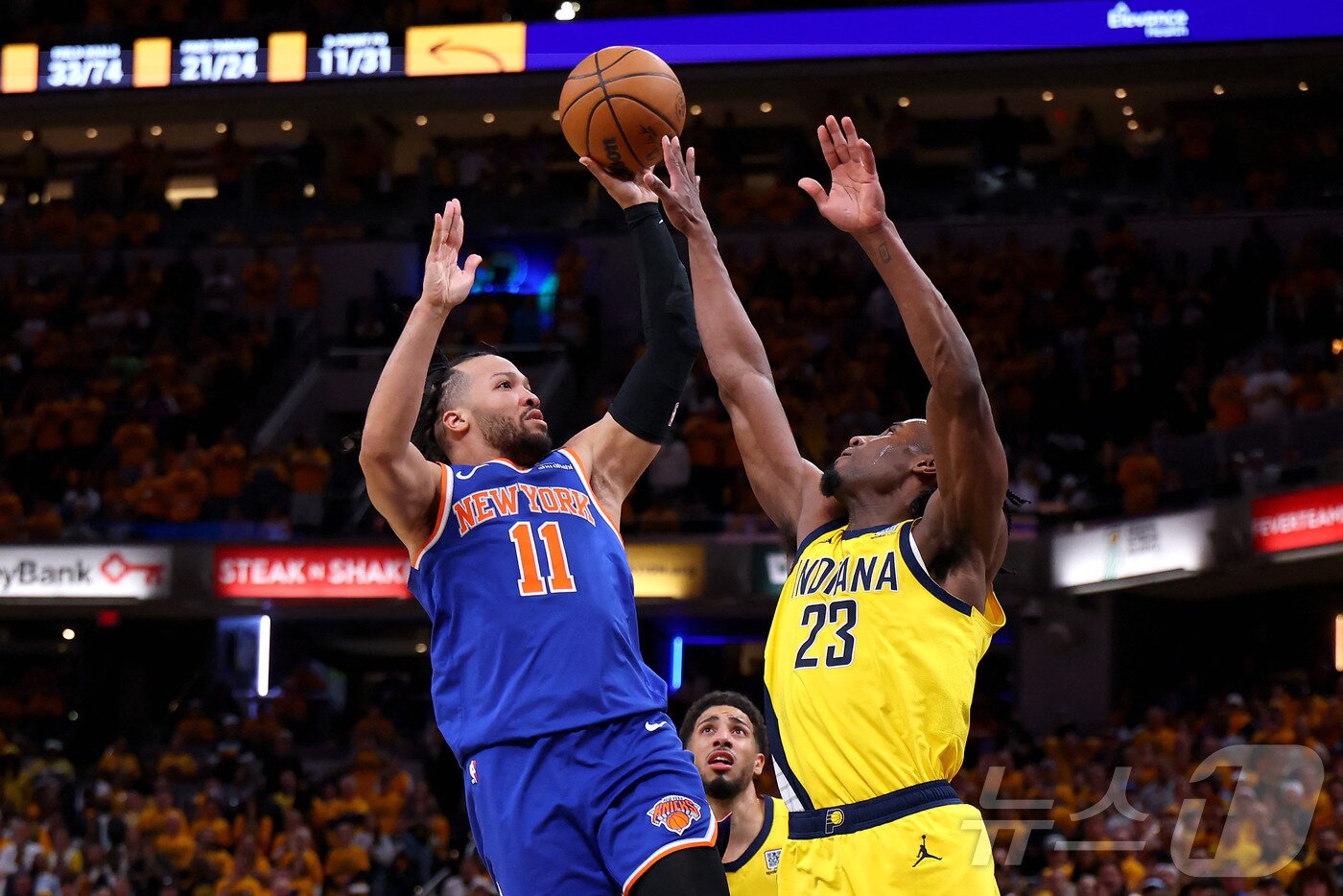 본문 이미지 - 뉴욕 닉스는 26일(한국시간) 열린 인디애나 페이서스와의 2024-25 NBA 플레이오프 동부 콘퍼런스 결승 3차전에서 106-100으로 이겼다. 제일런 브런슨(11번)은 23점을 넣으며 팀 승리에 힘을 보탰다. ⓒ AFP=뉴스1