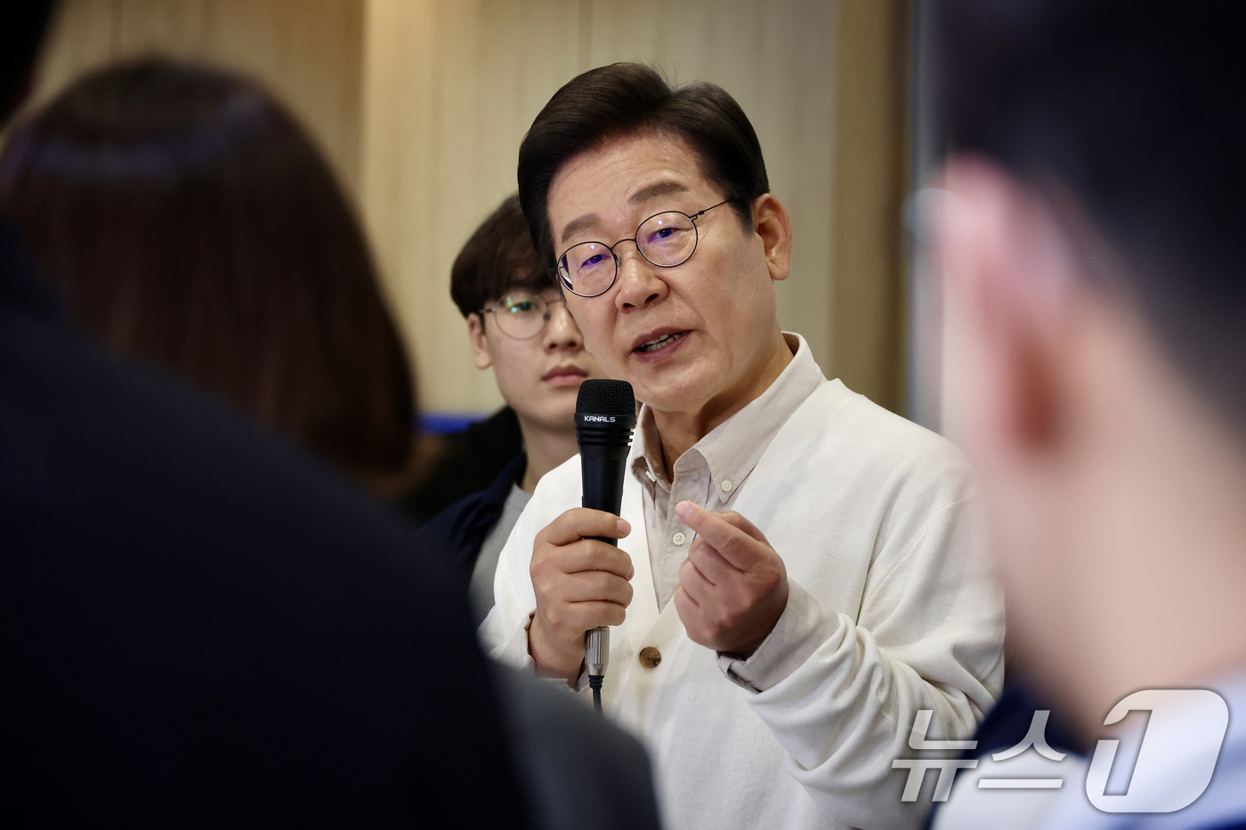 (수원=뉴스1) 안은나 기자 = 이재명 더불어민주당 대통령 후보가 26일 경기 수원시 아주대학교를 찾아 '아주대와 함께하는 아주 특별한 대학생 간담회'를 하고 있다. (공동취재) …