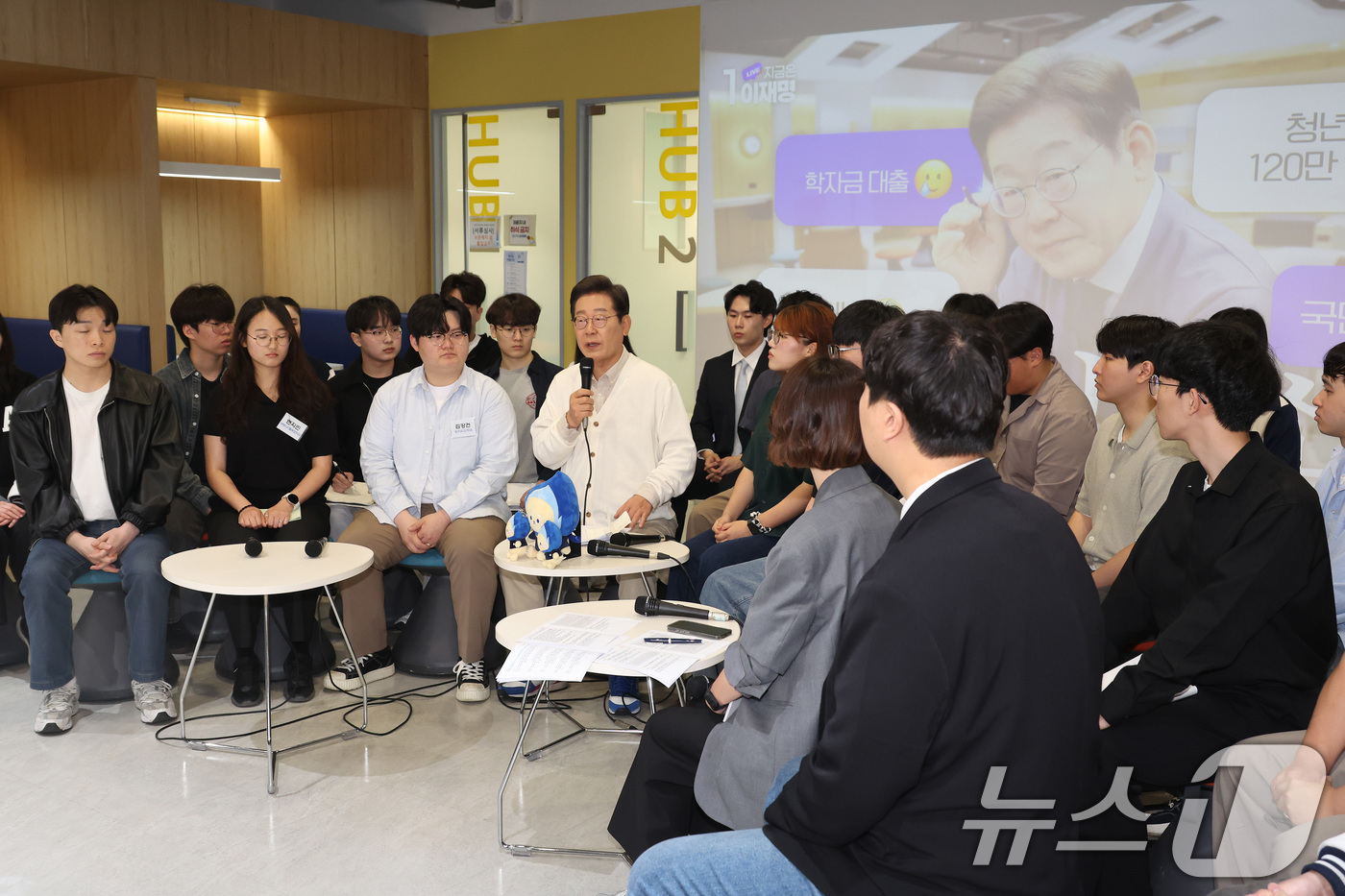 (수원=뉴스1) 안은나 기자 = 이재명 더불어민주당 대통령 후보가 26일 경기 수원시 아주대학교를 찾아 '아주대와 함께하는 아주 특별한 대학생 간담회'를 하고 있다. (공동취재) …