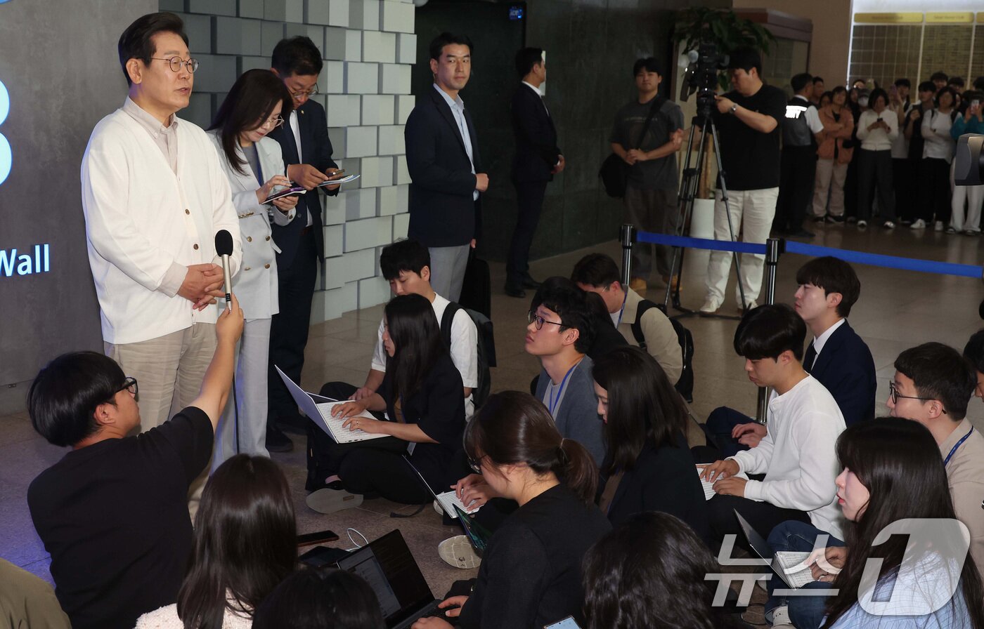 본문 이미지 - 이재명 더불어민주당 대통령 후보가 26일 경기 수원시 아주대학교에서 대학생 간담회를 마친 뒤 취재진 질의에 답변하고 있다. &#40;공동취재&#41; 2025.5.26/뉴스1 ⓒ News1 안은나 기자