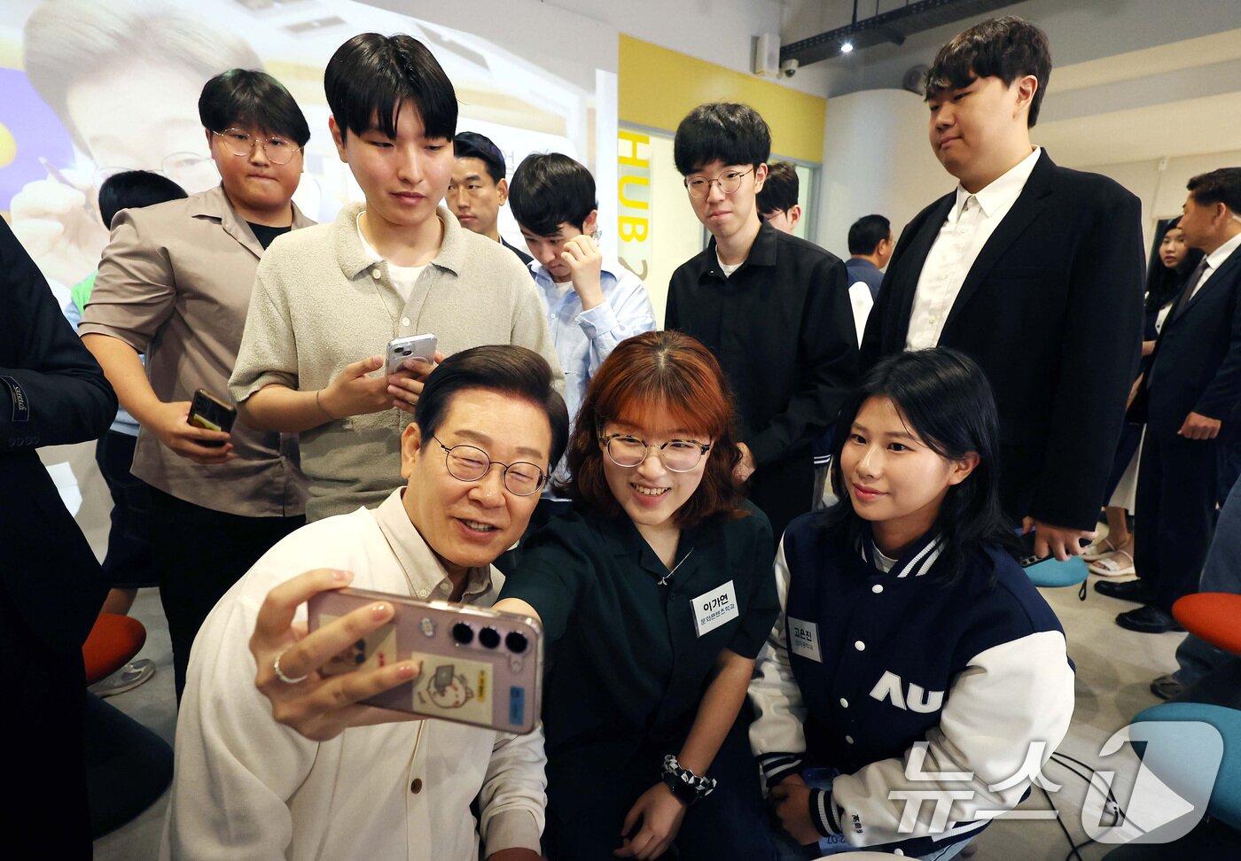 본문 이미지 - 이재명 더불어민주당 대통령 후보가 26일 경기 수원시 아주대학교에서 대학생 간담회를 마친 뒤 참석 학생들과 셀카를 찍고 있다. &#40;공동취재&#41; 2025.5.26/뉴스1 ⓒ News1 안은나 기자