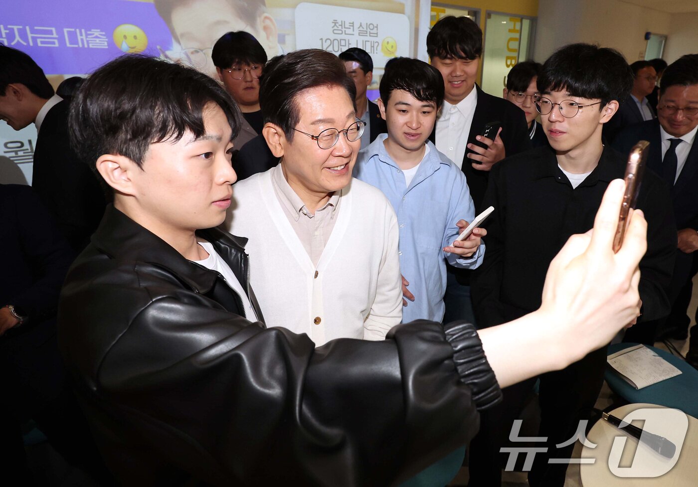 본문 이미지 - 이재명 더불어민주당 대통령 후보가 26일 경기 수원시 아주대학교에서 대학생 간담회를 마친 뒤 참석 학생들과 셀카를 찍고 있다. &#40;공동취재&#41; 2025.5.26/뉴스1 ⓒ News1 안은나 기자