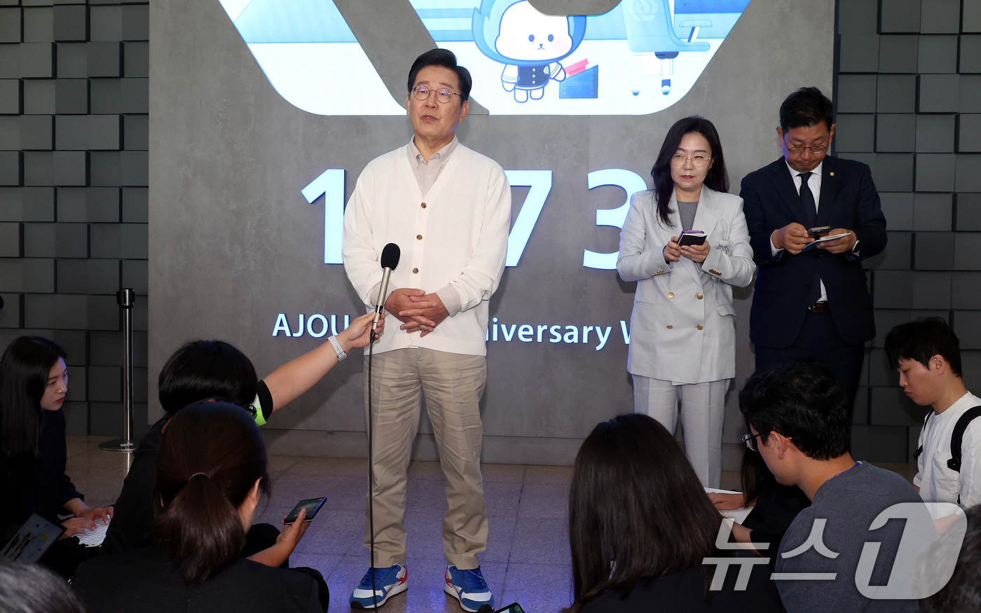 (수원=뉴스1) 안은나 기자 = 이재명 더불어민주당 대통령 후보가 26일 경기 수원시 아주대학교에서 대학생 간담회를 마친 뒤 취재진 질의에 답변하고 있다. (공동취재) 2025.5 …