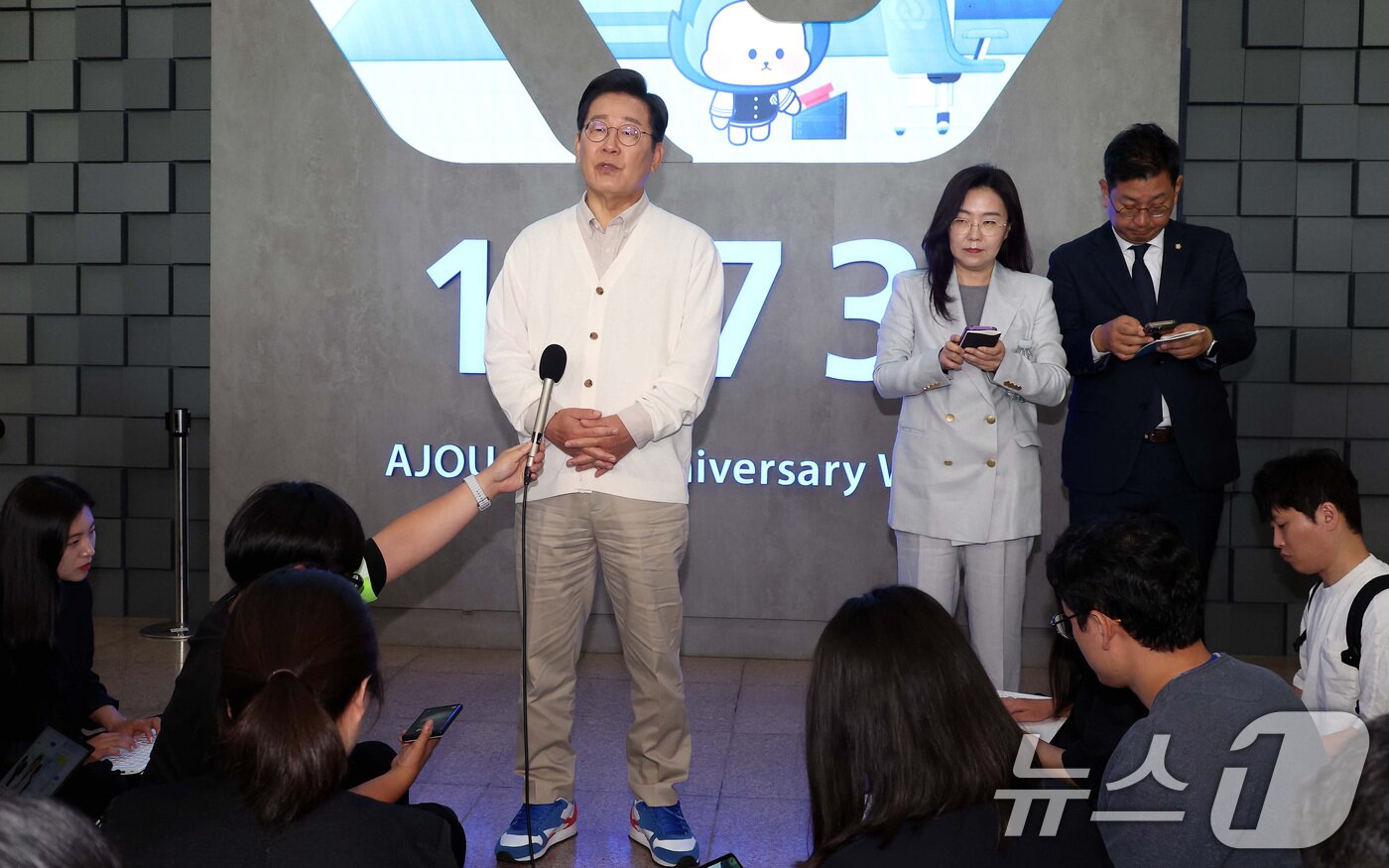 본문 이미지 - 이재명 더불어민주당 대통령 후보가 26일 경기 수원시 아주대학교에서 대학생 간담회를 마친 뒤 취재진 질의에 답변하고 있다. &#40;공동취재&#41; 2025.5.26/뉴스1 ⓒ News1 안은나 기자