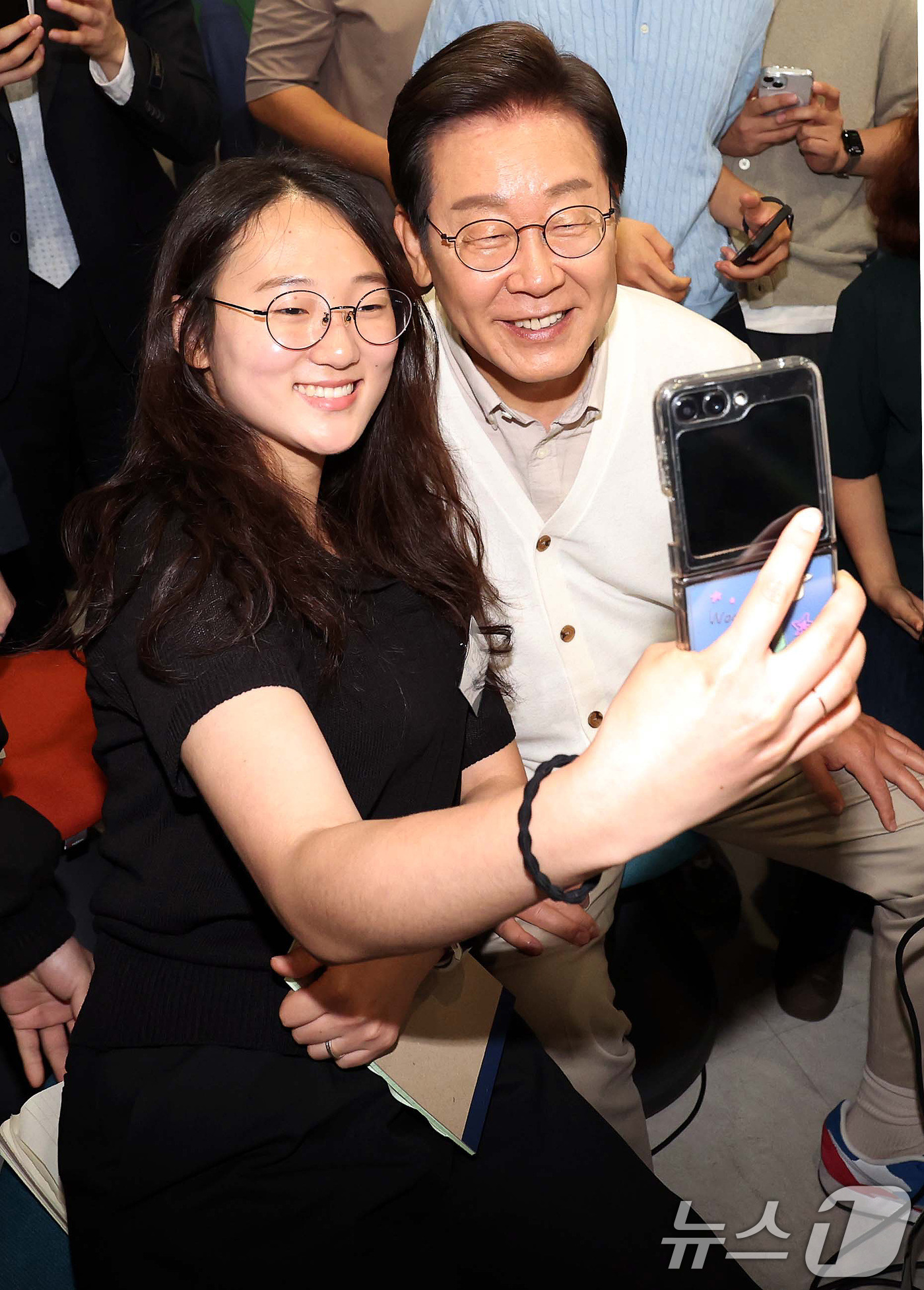 (수원=뉴스1) 안은나 기자 = 이재명 더불어민주당 대통령 후보가 26일 경기 수원시 아주대학교에서 대학생 간담회를 마친 뒤 참석 학생들과 셀카를 찍고 있다. (공동취재) 2025 …