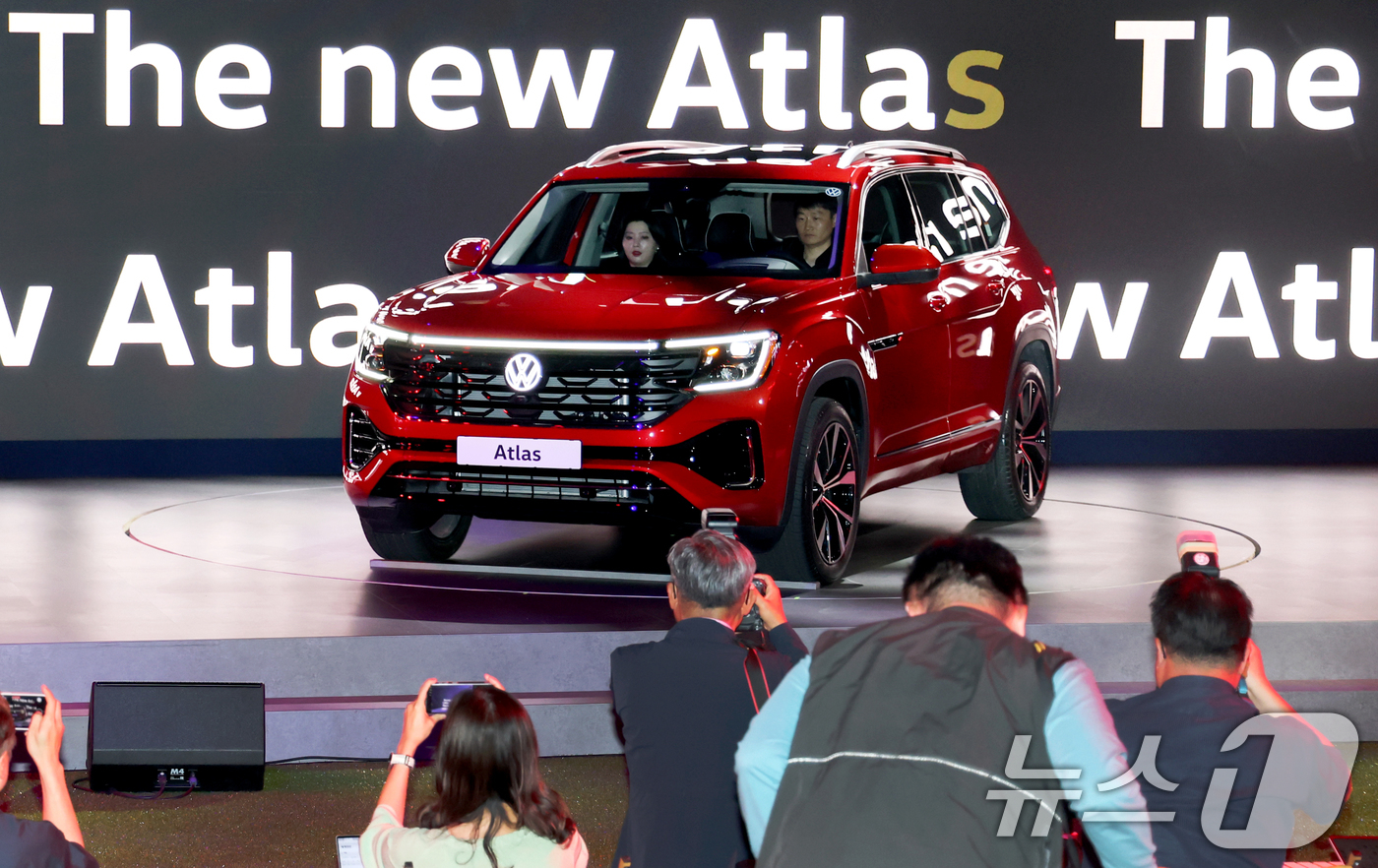 (인천=뉴스1) 권현진 기자 = 26일 인천 중구스튜디오파라다이스에서 폭스바겐코리아 새로운 대형 SUV '신형 아틀라스'가 공개되고 있다.동급 최대 수준의 차체 크기를 자랑하는 신 …