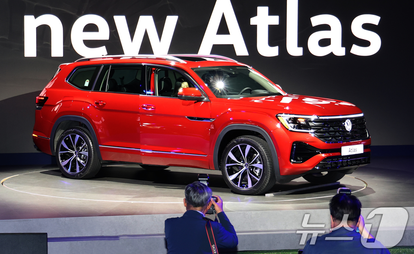 (인천=뉴스1) 권현진 기자 = 26일 인천 중구스튜디오파라다이스에서 폭스바겐코리아 새로운 대형 SUV '신형 아틀라스'가 공개되고 있다.동급 최대 수준의 차체 크기를 자랑하는 신 …