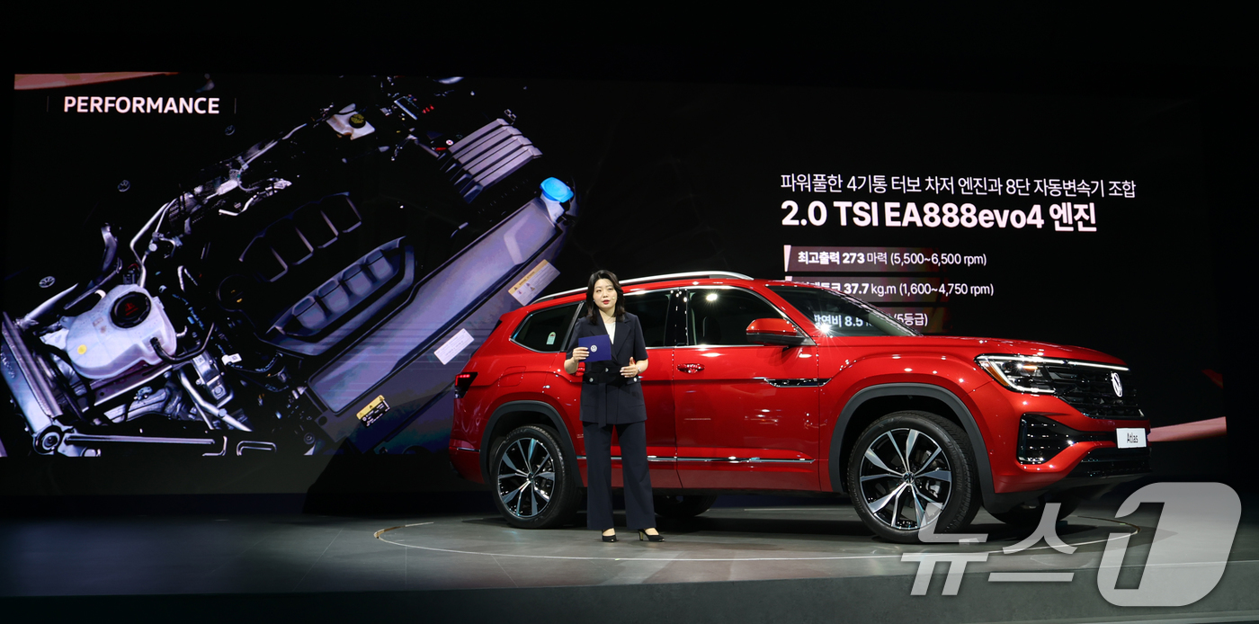 (인천=뉴스1) 권현진 기자 = 이지현 폭스바겐코리아 부장이 26일 인천 중구스튜디오파라다이스에서 열린 미디어 행사에서 폭스바겐 신형 아틀라스를 소개하고 있다.신형 아틀라스는 동급 …