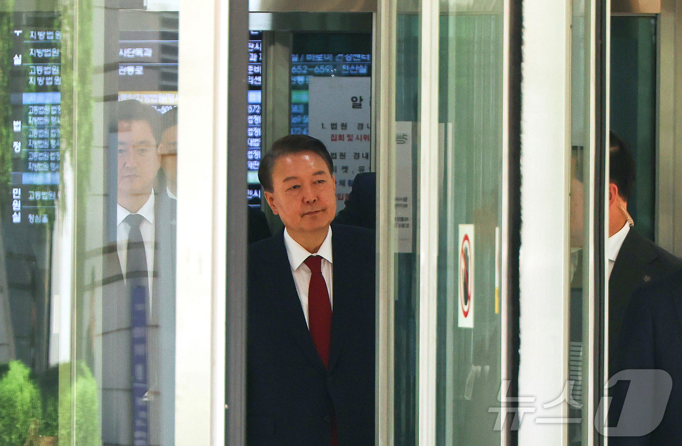 (서울=뉴스1) 사진공동취재단 = 윤석열 전 대통령이 26일 서울 서초구 서울중앙지방법원에서 열린 내란 우두머리 혐의, 직권남용 권리행사방해 혐의 사건 5차 공판에 출석한 뒤, 점 …