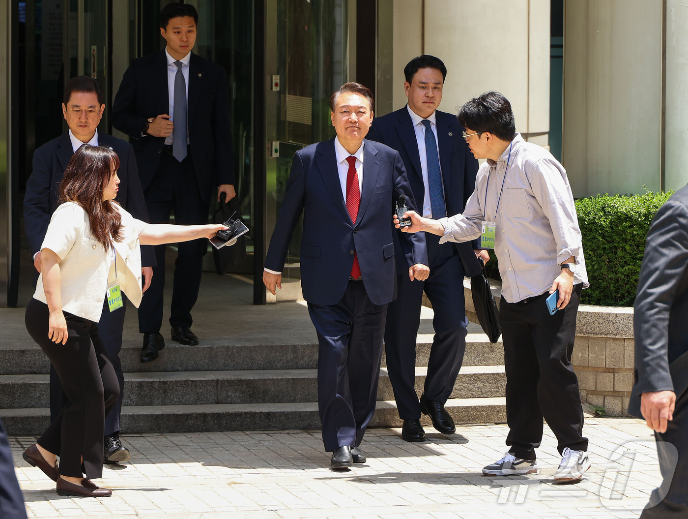 (서울=뉴스1) 사진공동취재단 = 윤석열 전 대통령이 26일 서울 서초구 서울중앙지방법원에서 열린 내란 우두머리 혐의, 직권남용 권리행사방해 혐의 사건 5차 공판에 출석한 뒤, 점 …