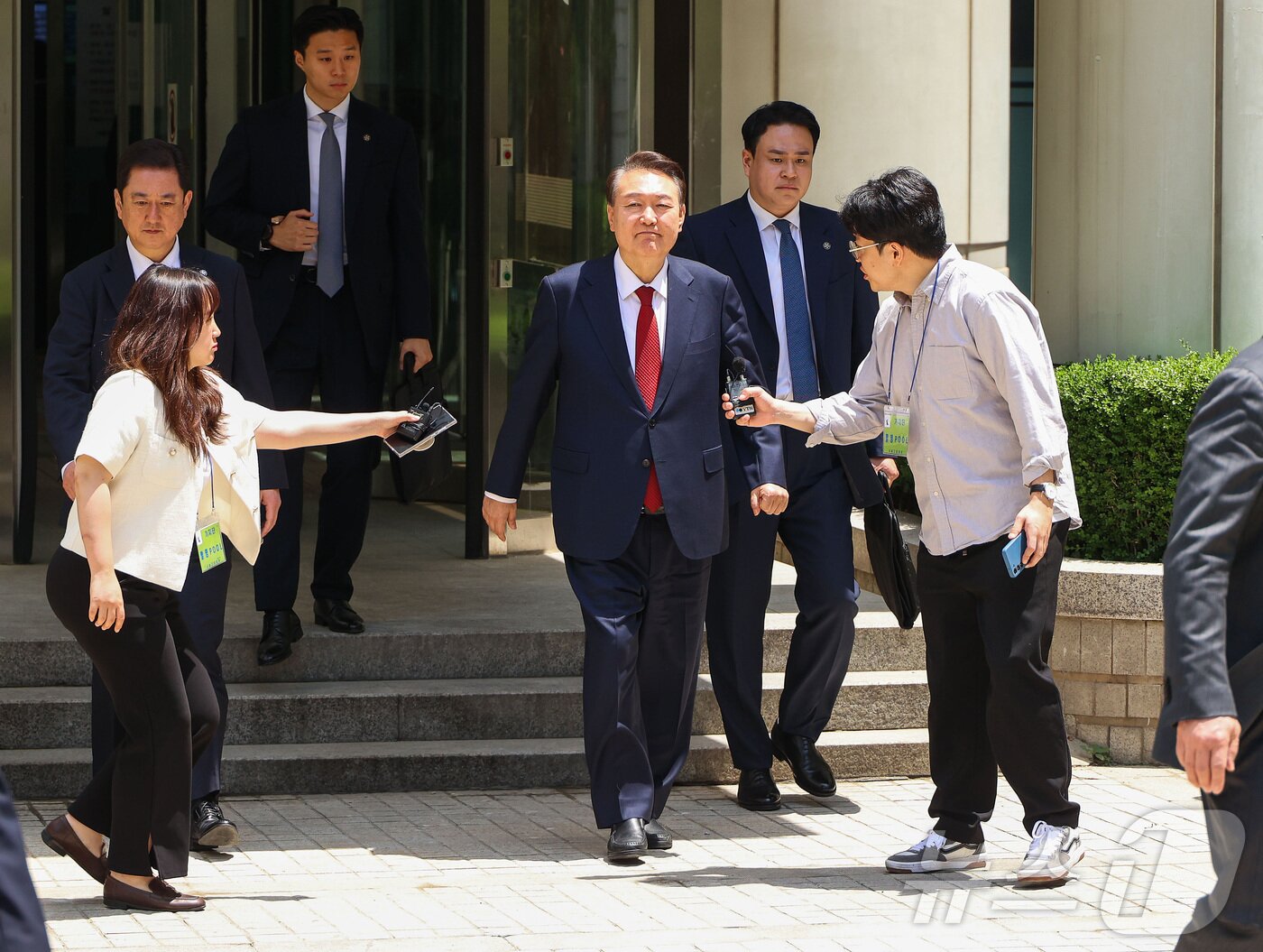 본문 이미지 - 윤석열 전 대통령이 26일 서울 서초구 서울중앙지방법원에서 열린 내란 우두머리 혐의, 직권남용 권리행사방해 혐의 사건 5차 공판에 출석한 뒤, 점심식사를 위해 법원을 나오고 있다. 2025.5.26/뉴스1 ⓒ News1 사진공동취재단