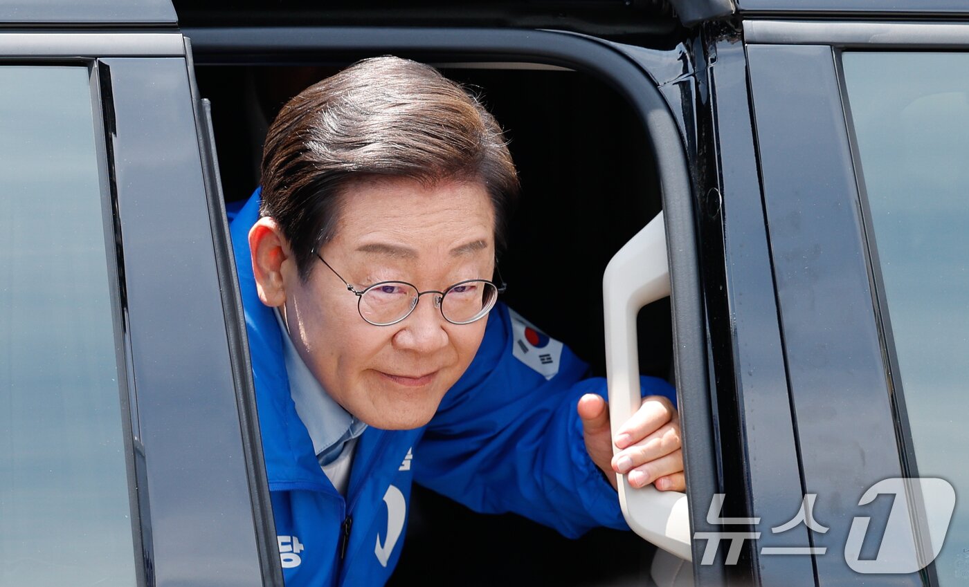 본문 이미지 - 이재명 더불어민주당 대통령 후보가 26일 오후 경기 수원시 팔달문 영동시장 입구를 찾아 차에서 내리고 있다. 2025.5.26/뉴스1 ⓒ News1 안은나 기자