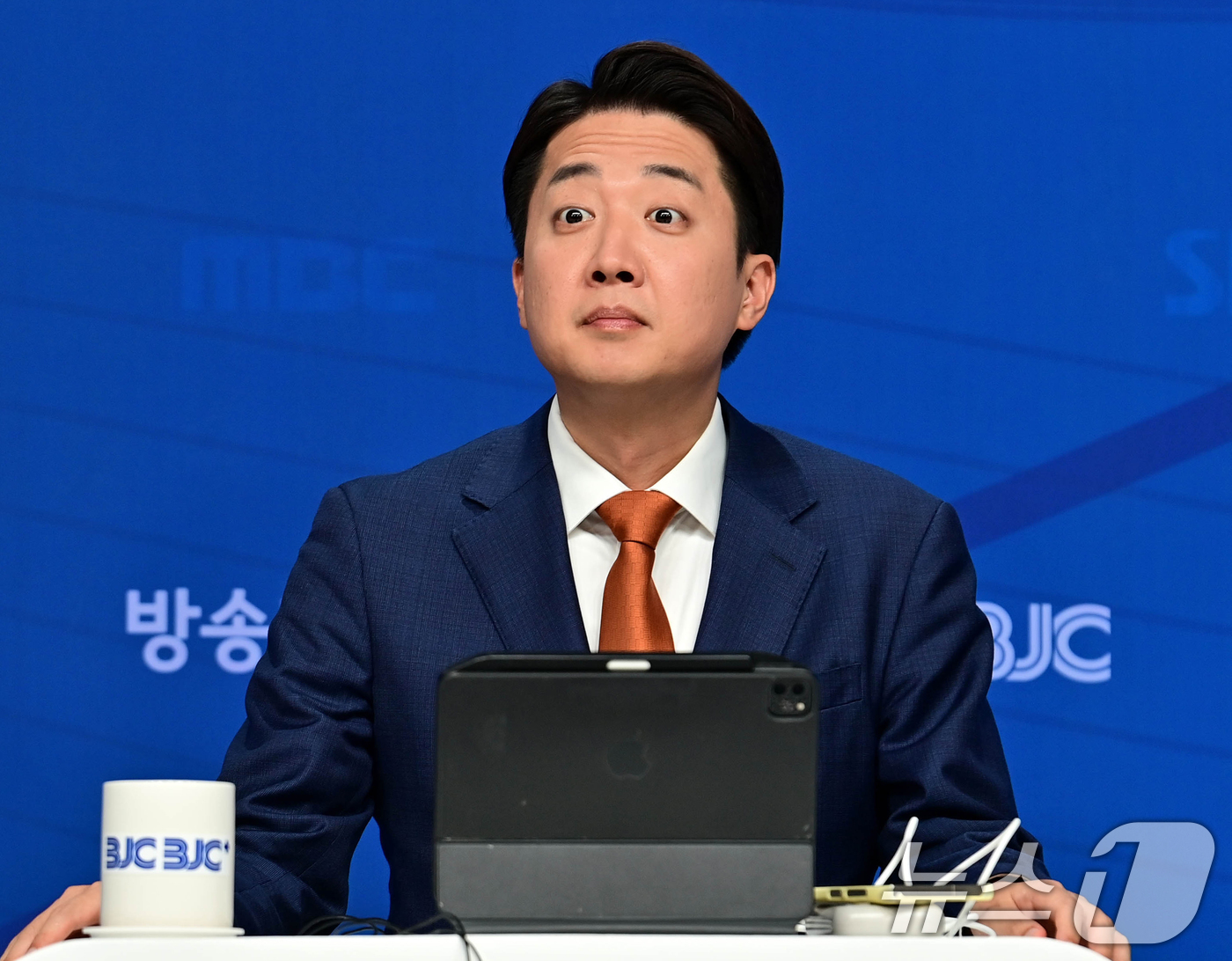 (서울=뉴스1) 신웅수 기자 = 이준석 개혁신당 대통령 후보가 26일 오전 서울 양천구 한국방송회관에서 열린 한국방송기자클럽(BJC) 초청 토론회에 참석하고 있다. (공동취재) 2 …