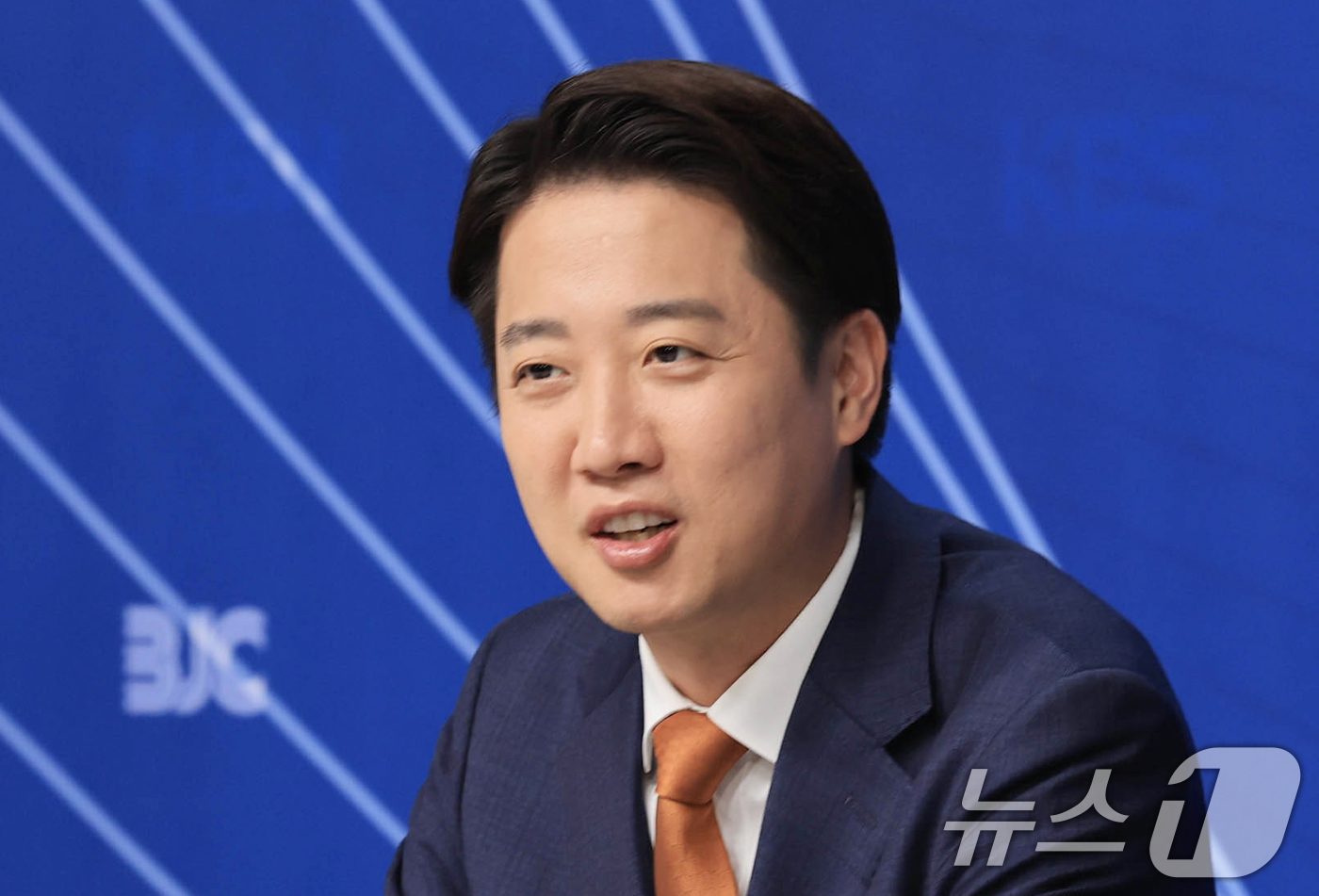 (서울=뉴스1) 신웅수 기자 = 이준석 개혁신당 대통령 후보가 26일 오전 서울 양천구 한국방송회관에서 열린 한국방송기자클럽(BJC) 초청 토론회에서 패널들과 대화하고 있다. (공 …