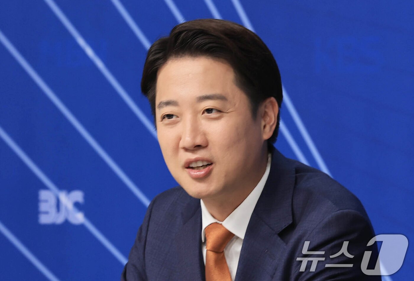 본문 이미지 - 이준석 개혁신당 대통령 후보가 26일 오전 서울 양천구 한국방송회관에서 열린 한국방송기자클럽&#40;BJC&#41; 초청 토론회에서 패널들과 대화하고 있다. &#40;공동취재&#41; 2025.5.26/뉴스1 ⓒ News1 신웅수 기자