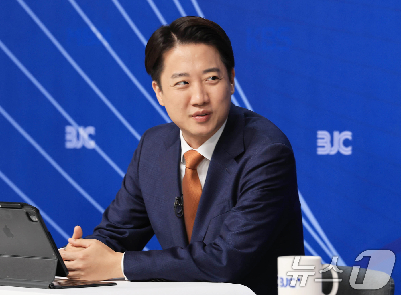 (서울=뉴스1) 신웅수 기자 = 이준석 개혁신당 대통령 후보가 26일 오전 서울 양천구 한국방송회관에서 열린 한국방송기자클럽(BJC) 초청 토론회에서 패널들과 대화하고 있다. (공 …