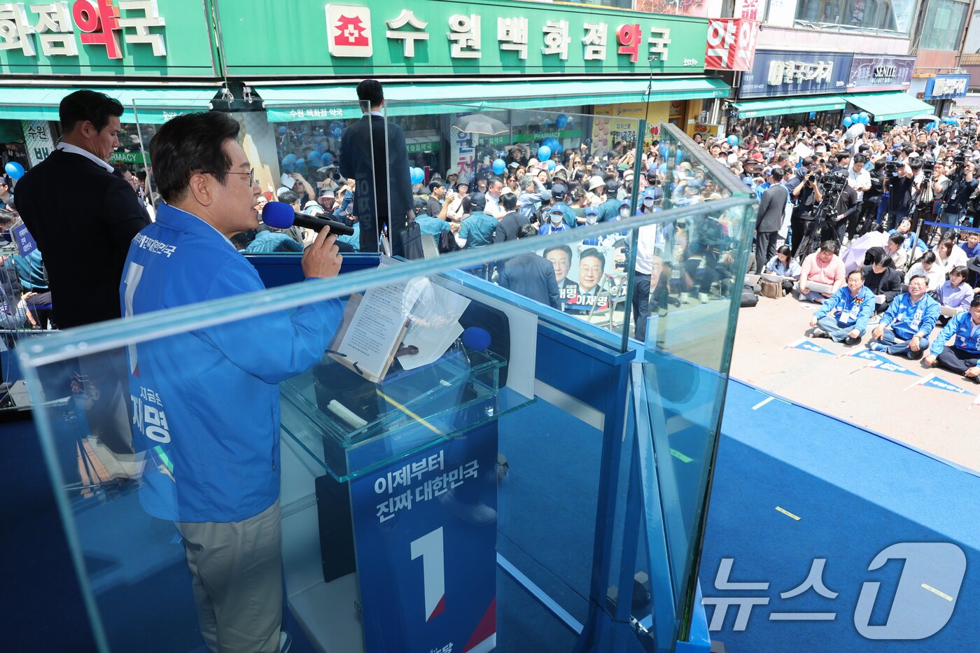 본문 이미지 - 이재명 더불어민주당 대통령 후보가 26일 오후 경기 수원시 팔달문 영동시장 입구를 찾아 외교안보 공약을 발표하고 있다. 2025.5.26/뉴스1 ⓒ News1 안은나 기자