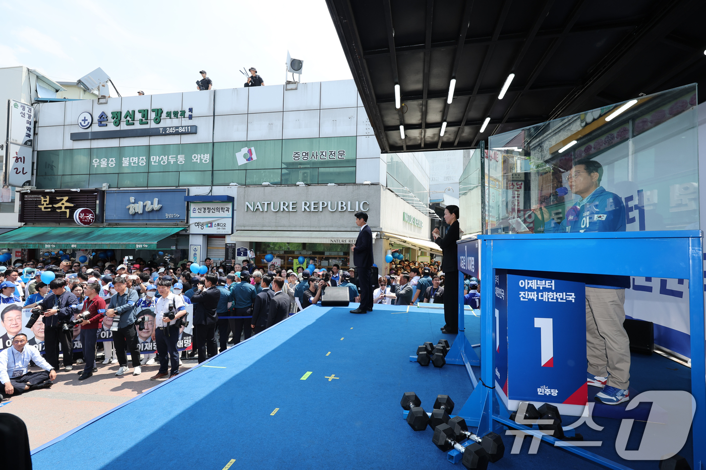 (수원=뉴스1) 안은나 기자 = 이재명 더불어민주당 대통령 후보가 26일 오후 경기 수원시 팔달문 영동시장 입구를 찾아 지지를 호소하고 있다. 2025.5.26/뉴스1