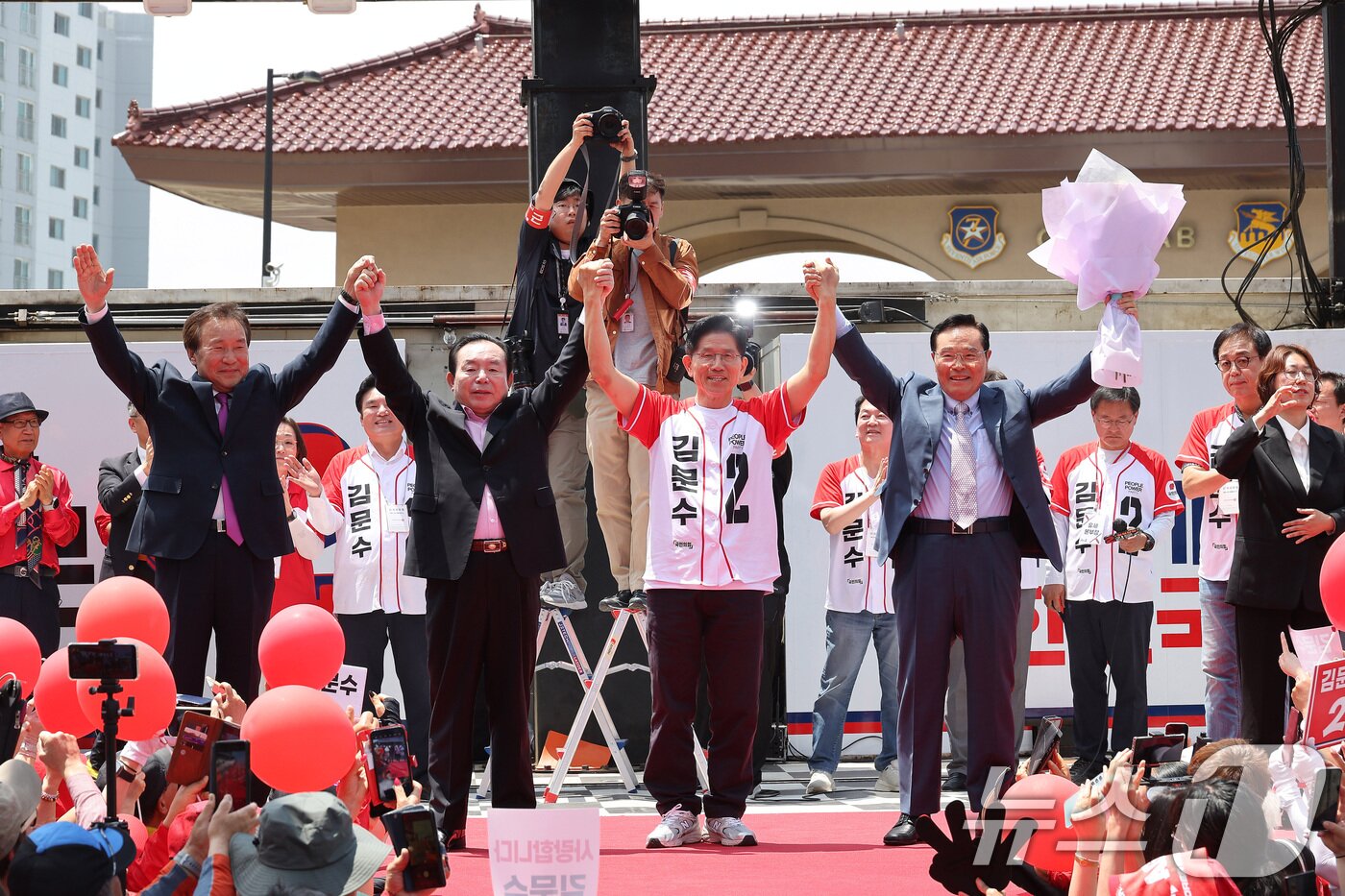 본문 이미지 - 김문수 국민의힘 대통령 후보가 26일 경기 평택시 K-55미군기지 정문 앞에서 가진 유세에서 이인제, 손학규, 임창열 전 경기지사와 함께 지지를 호소하고 있다. &#40;공동취재&#41; 2025.5.26/뉴스1 ⓒ News1 이광호 기자