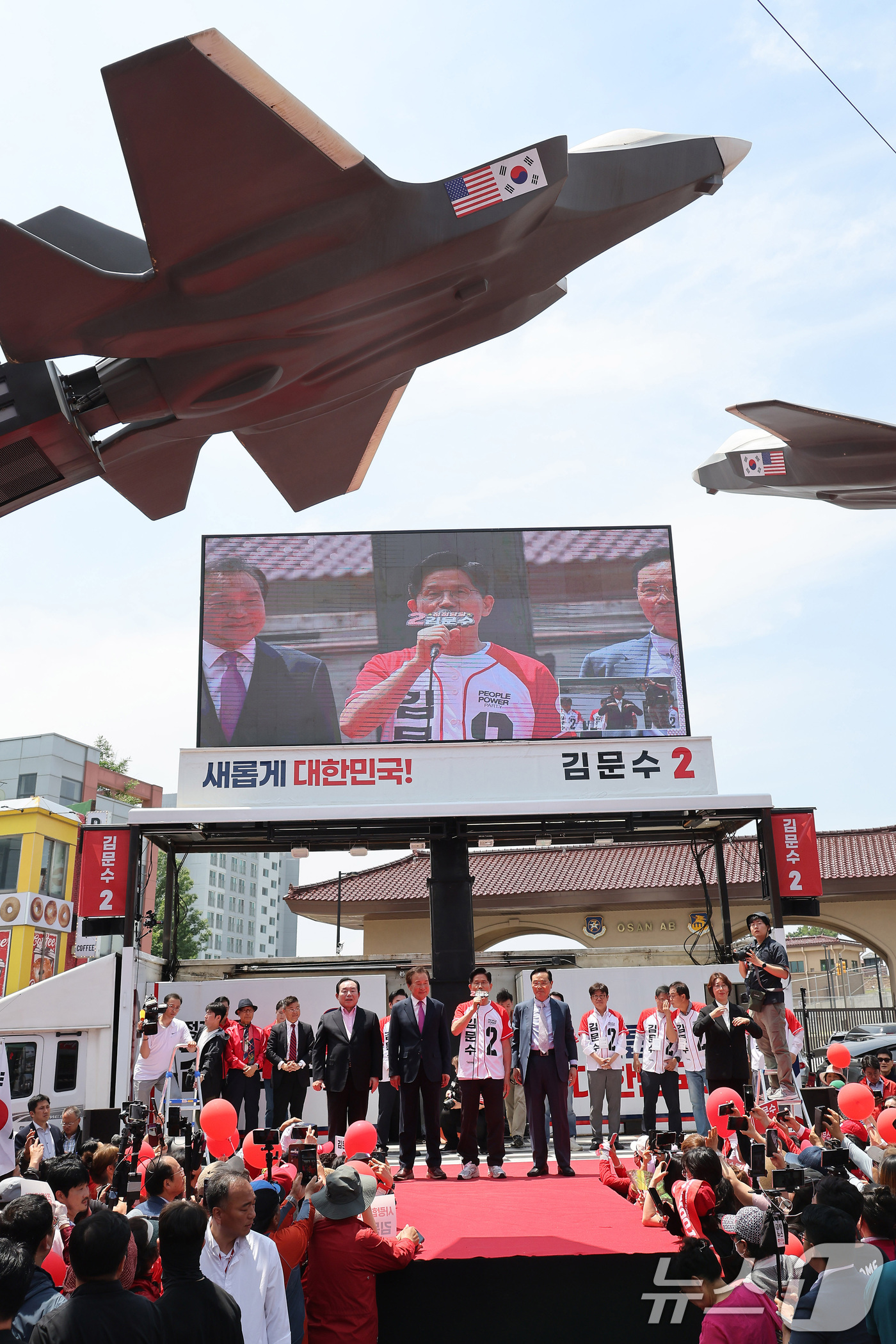 (평택=뉴스1) 이광호 기자 = 김문수 국민의힘 대통령 후보가 26일 경기 평택시 K-55미군기지 정문 앞에서 가진 유세에서 시민들에게 지지를 호소하고 있다. (공동취재) 2025 …