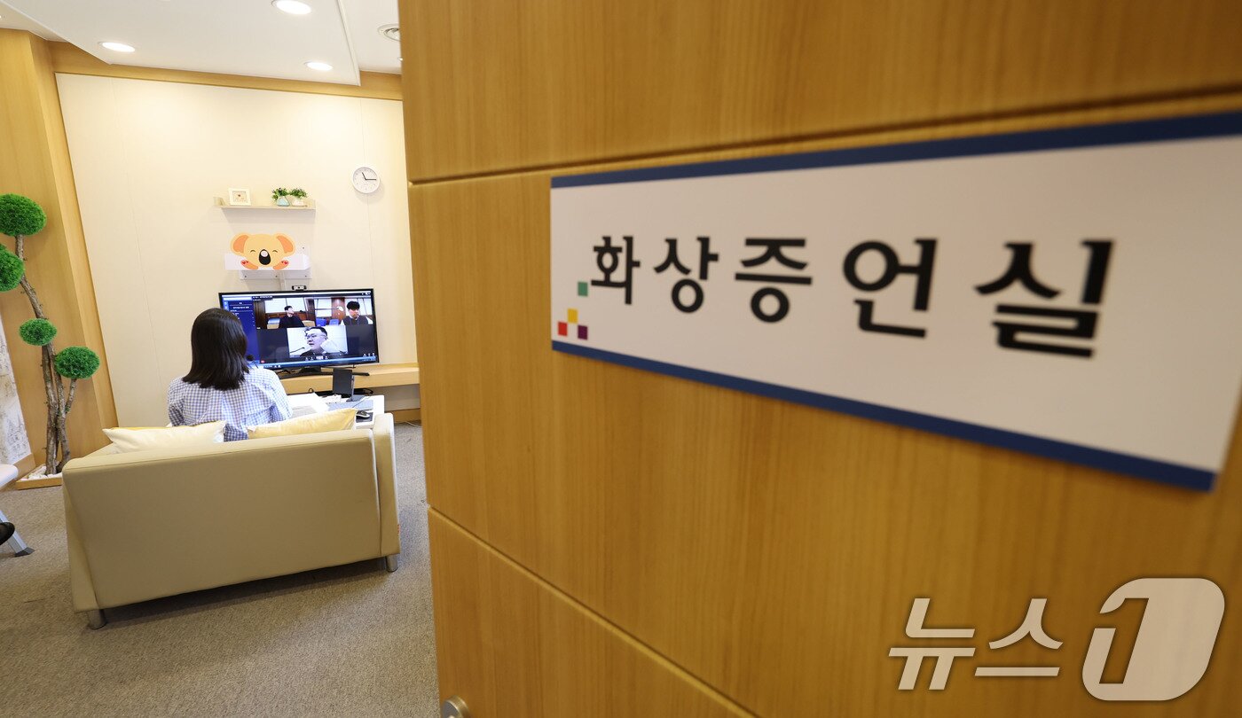 본문 이미지 - 26일 광주지방법원 화상증언실에서 증인이 화상으로 증언하고 있는 모습을 시뮬레이션하고 있다. 2025.5.26/뉴스1 ⓒ News1 박지현 기자