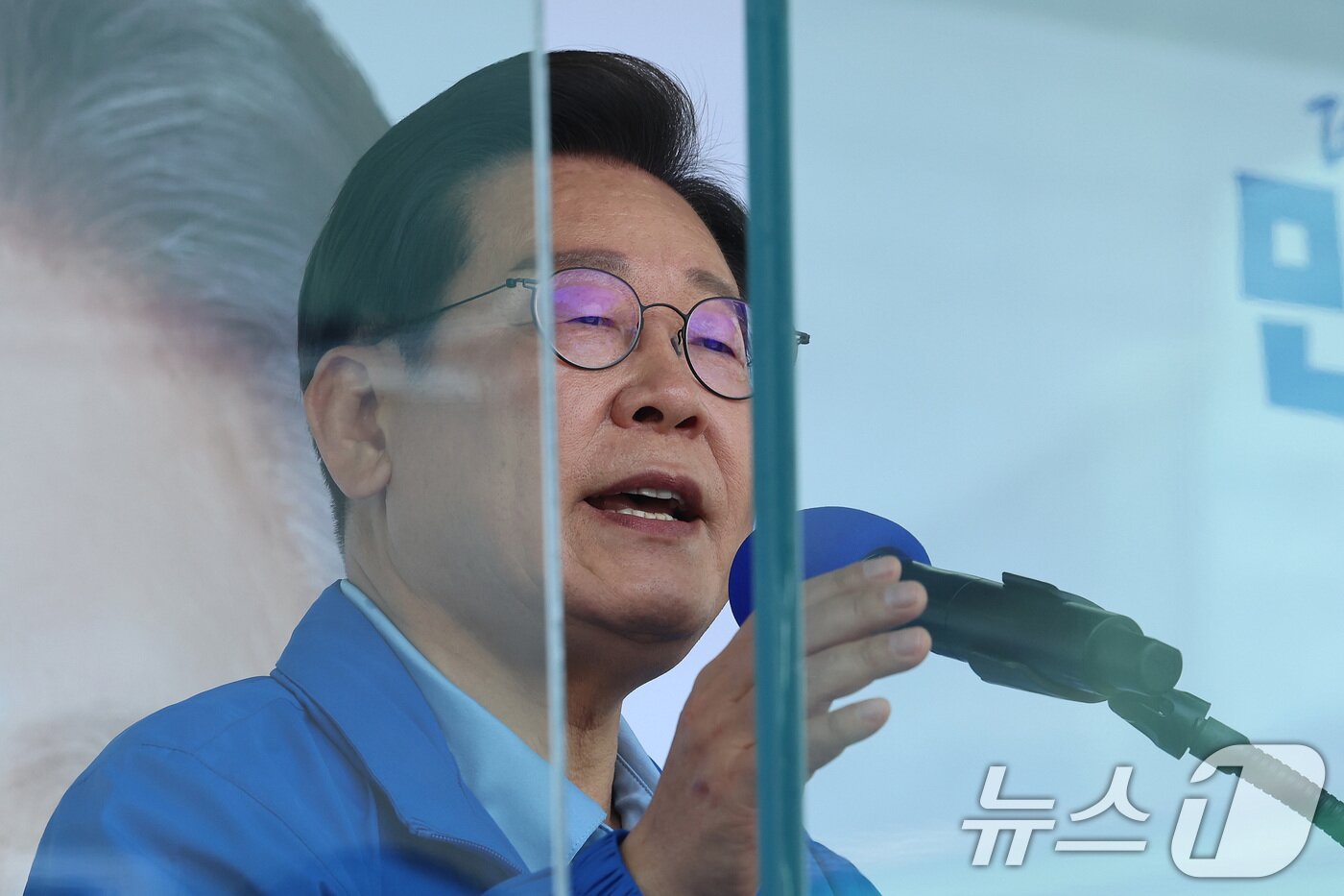 본문 이미지 - 이재명 더불어민주당 대통령 후보가 26일 오후 경기 수원시 팔달문 영동시장 입구를 찾아 지지를 호소하고 있다. &#40;공동취재&#41; 2025.5.26/뉴스1 ⓒ News1 안은나 기자