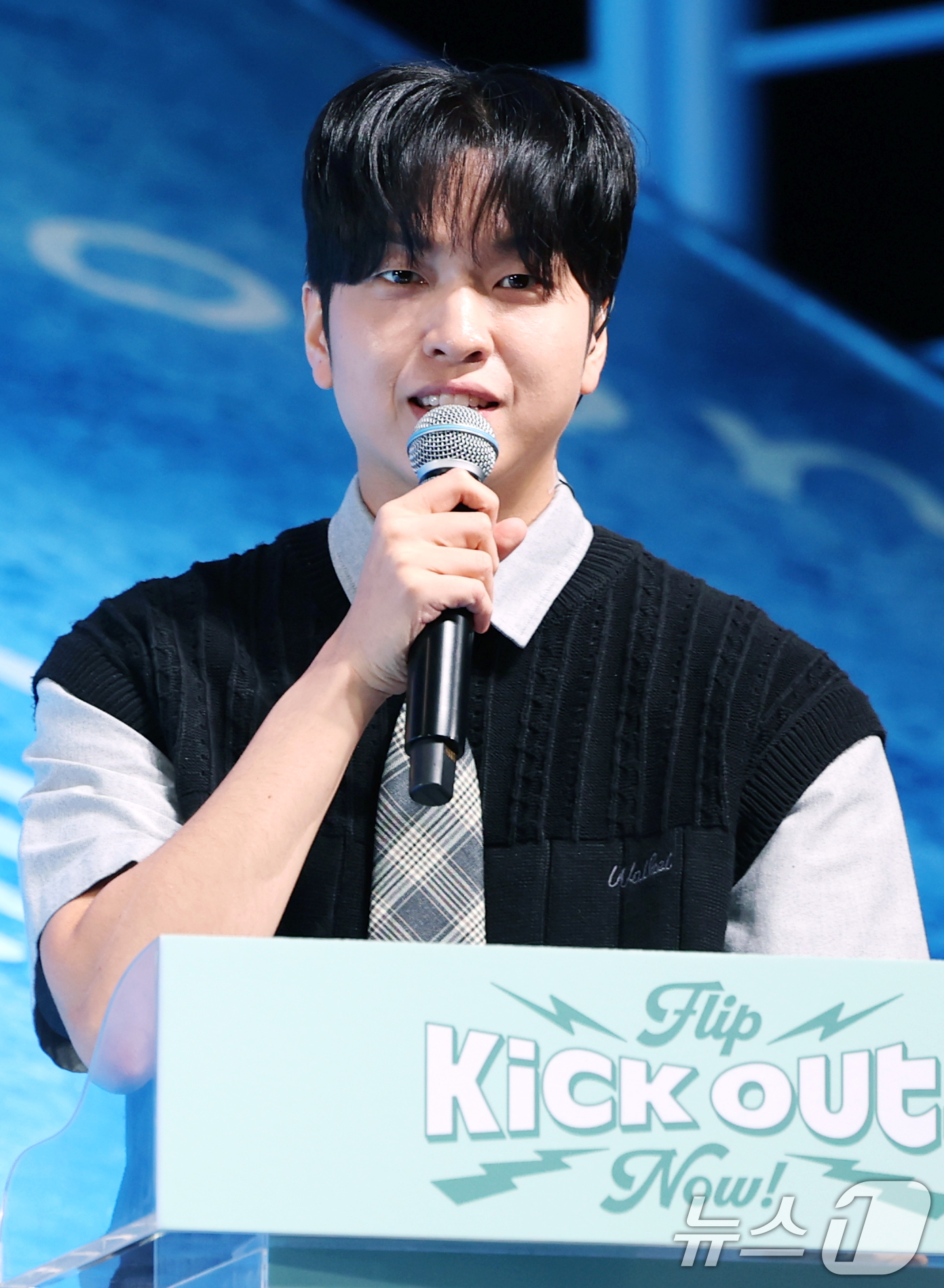 (서울=뉴스1) 권현진 기자 = 방송인 유재필이 26일 오후 서울 광진구 YES24 라이브홀에서 열린 킥플립이 새 앨범 'Kick Out, Flip Now!' 발매 기념 쇼케이스에 …