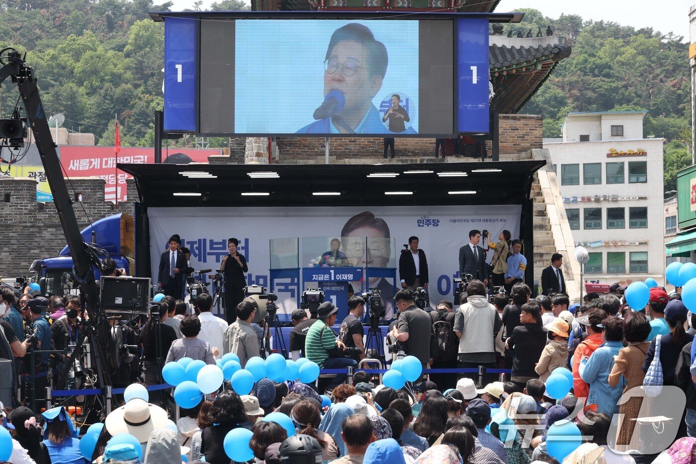 본문 이미지 - 이재명 더불어민주당 대통령 후보가 26일 오후 경기 수원시 팔달문 영동시장 입구를 찾아 집중 유세를 펼치고 있다. &#40;공동취재&#41; 2025.5.26/뉴스1 ⓒ News1 안은나 기자