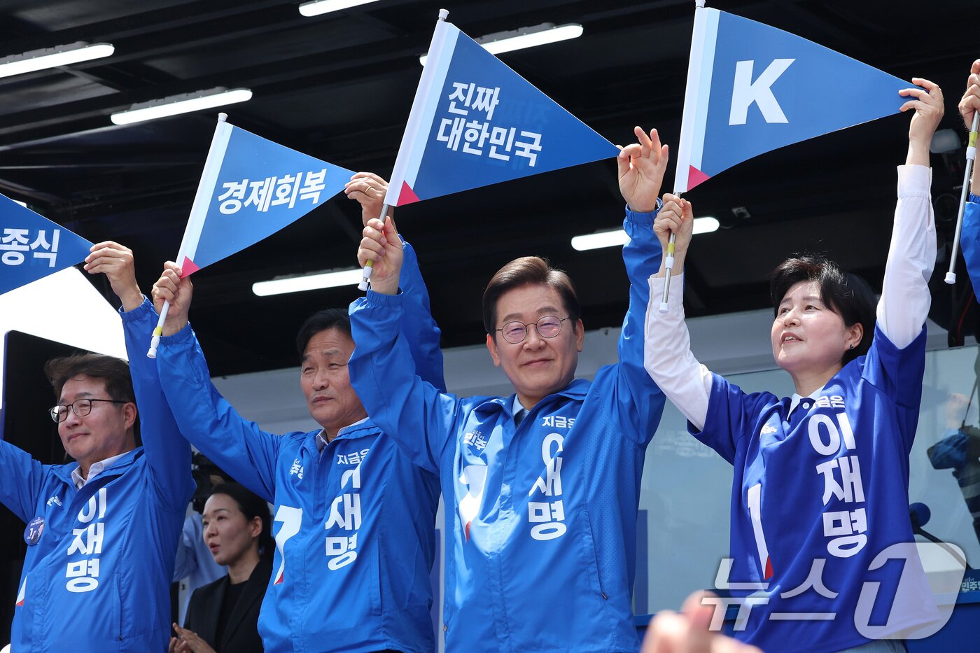 본문 이미지 - 이재명 더불어민주당 대통령 후보가 26일 오후 경기 수원시 팔달문 영동시장 입구를 찾아 지지를 호소하고 있다. &#40;공동취재&#41; 2025.5.26/뉴스1 ⓒ News1 안은나 기자