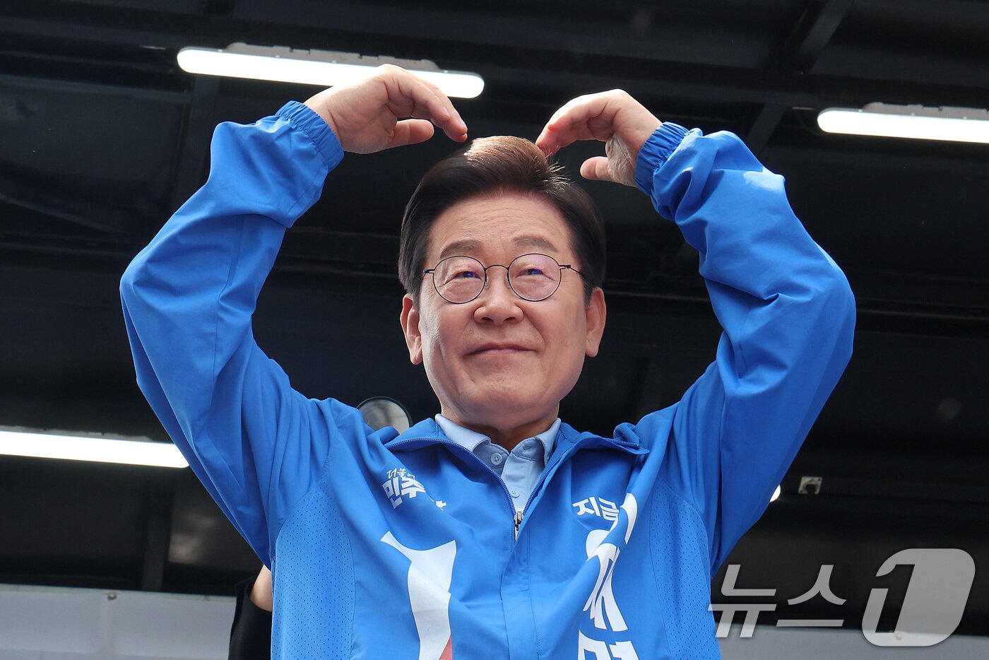 본문 이미지 - 이재명 더불어민주당 대통령 후보가 26일 오후 경기 수원시 팔달문 영동시장 입구를 찾아 지지를 호소하며 하트를 그리고 있다. &#40;공동취재&#41; 2025.5.26/뉴스1 ⓒ News1 안은나 기자