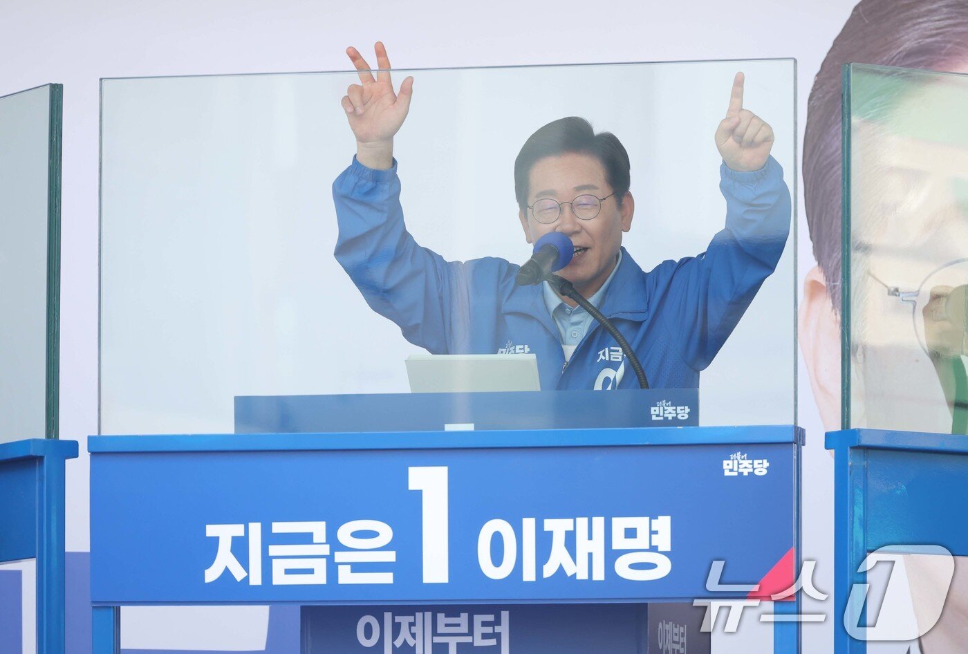 본문 이미지 - 이재명 더불어민주당 대통령 후보가 26일 오후 경기 수원시 팔달문 영동시장 입구를 찾아 집중 유세를 펼치고 있다. &#40;공동취재&#41; 2025.5.26/뉴스1 ⓒ News1 안은나 기자